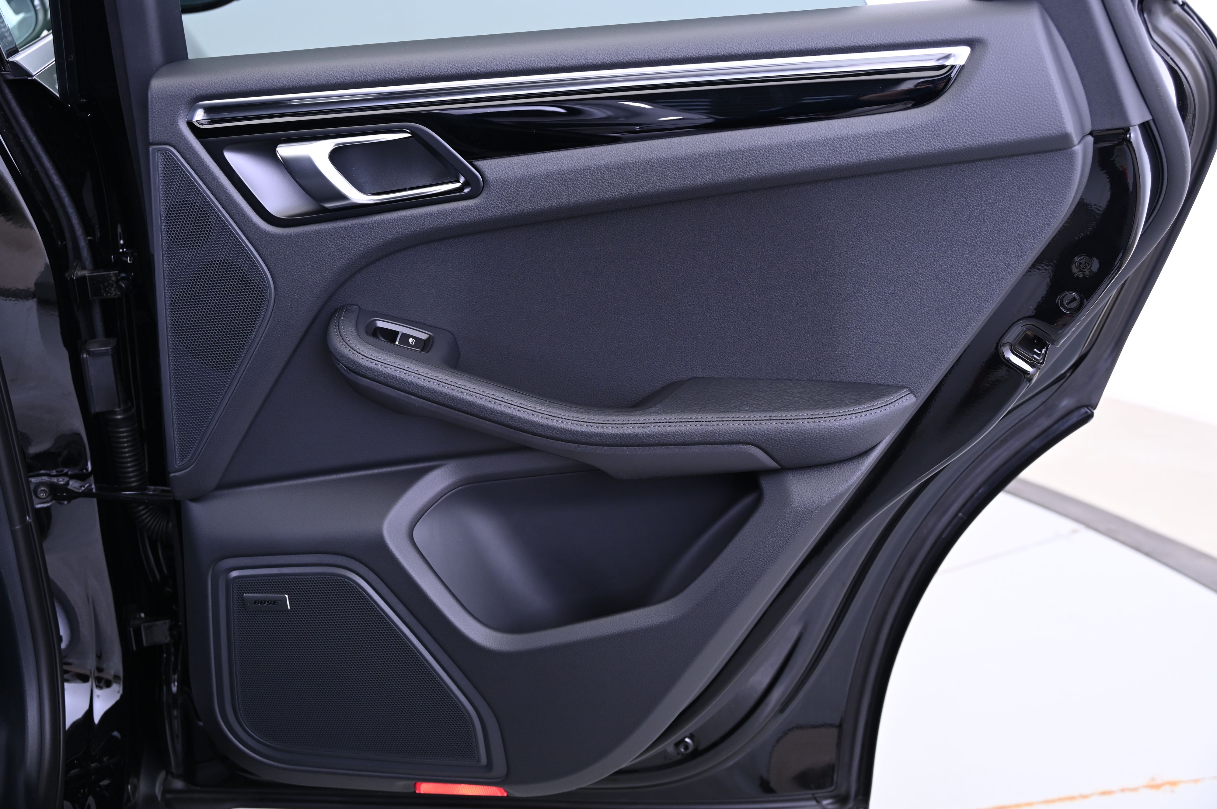 Thumbnail: 2025 Porsche Macan - 20