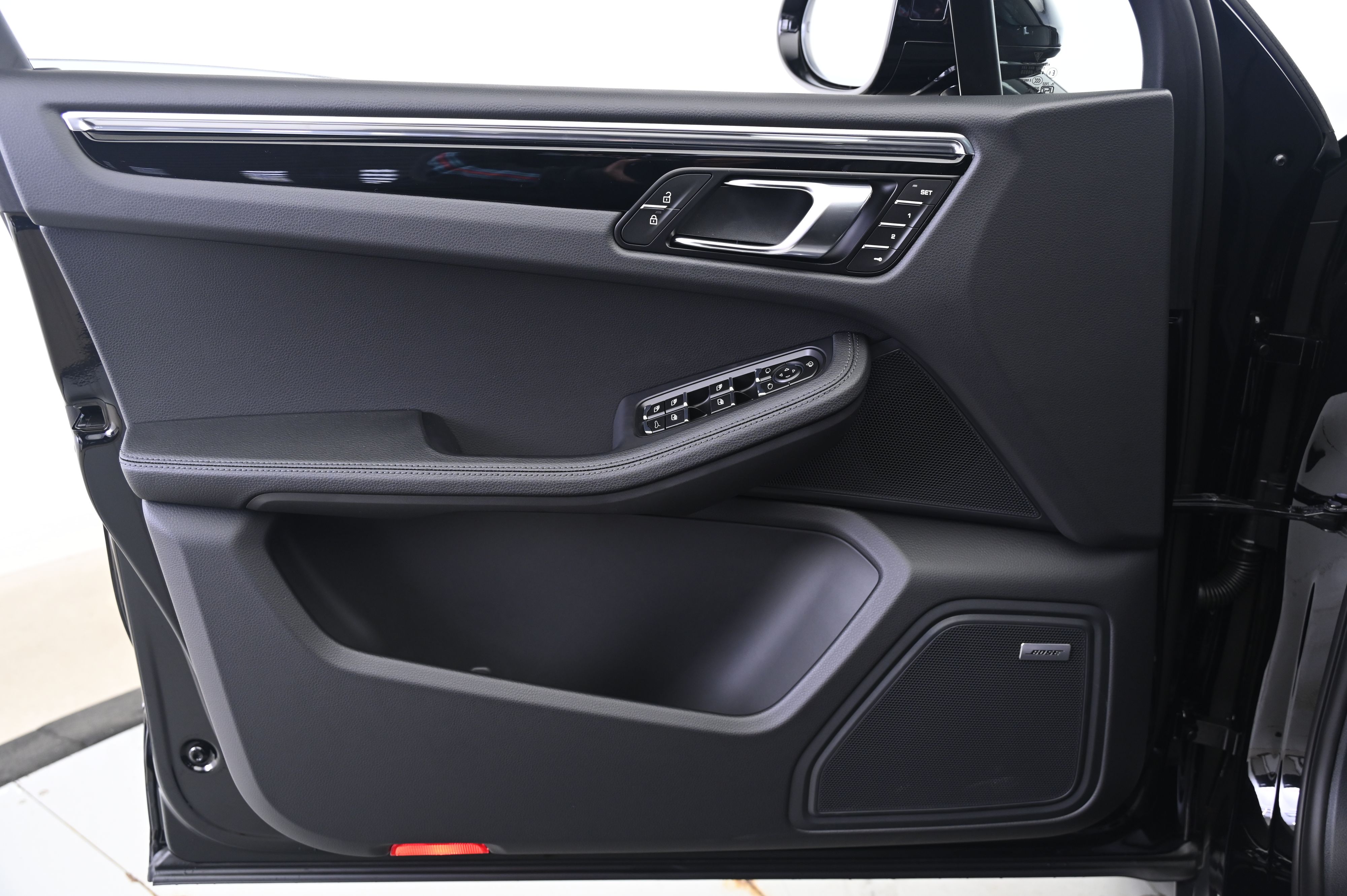 Thumbnail: 2026 Porsche Macan - 26