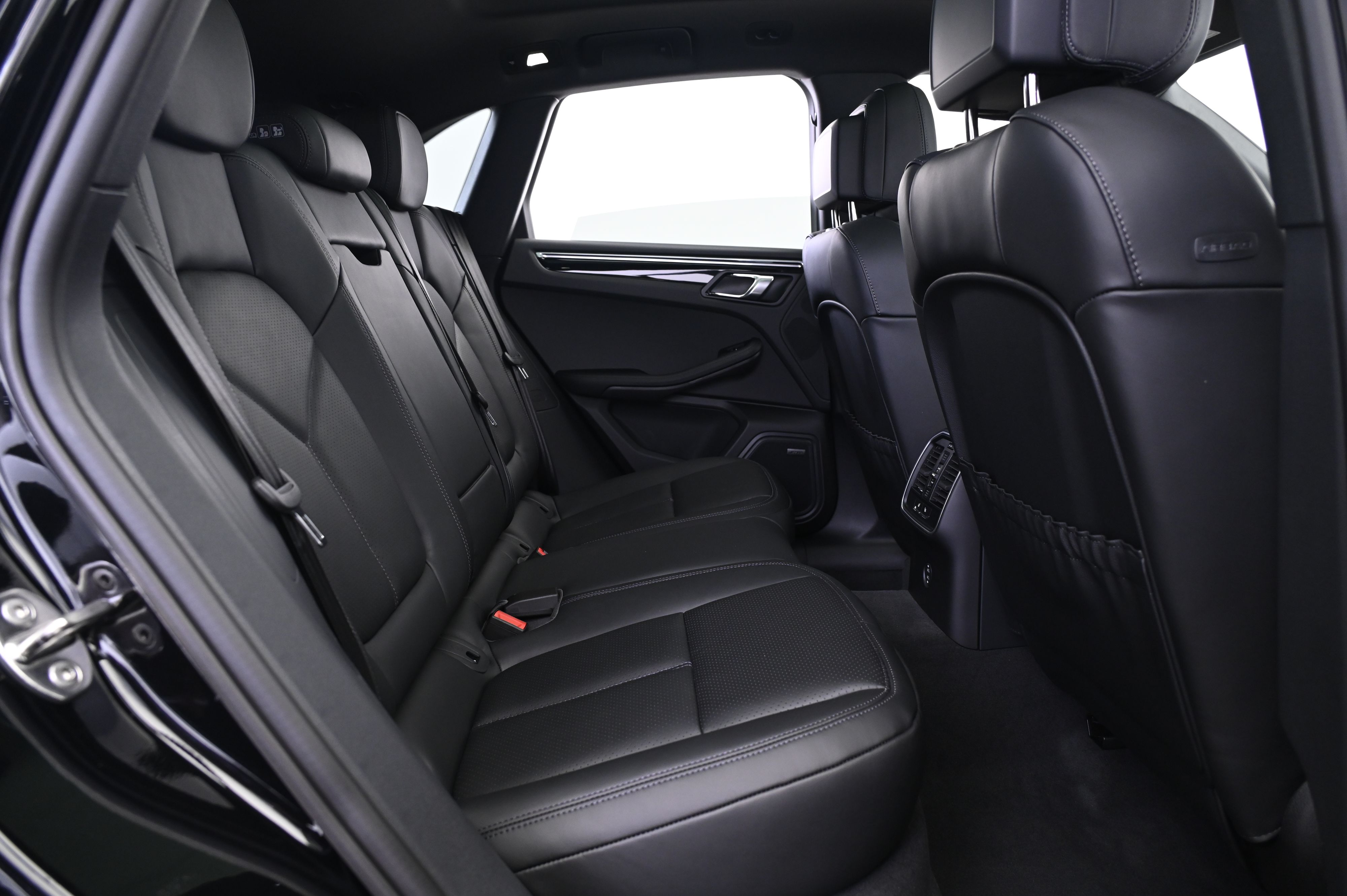 Thumbnail: 2026 Porsche Macan - 18