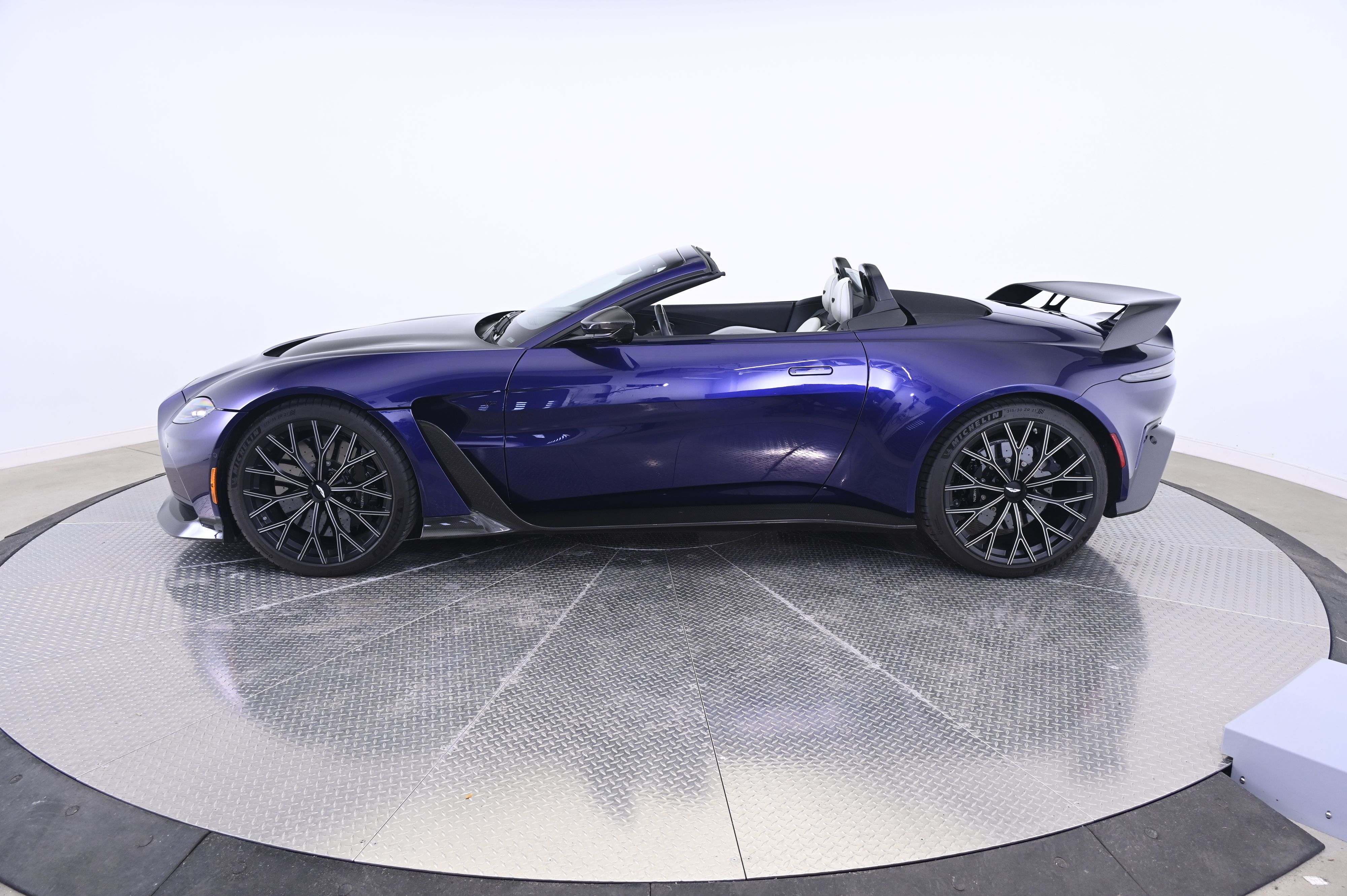 Thumbnail: 2023 Aston Martin Vantage - 2