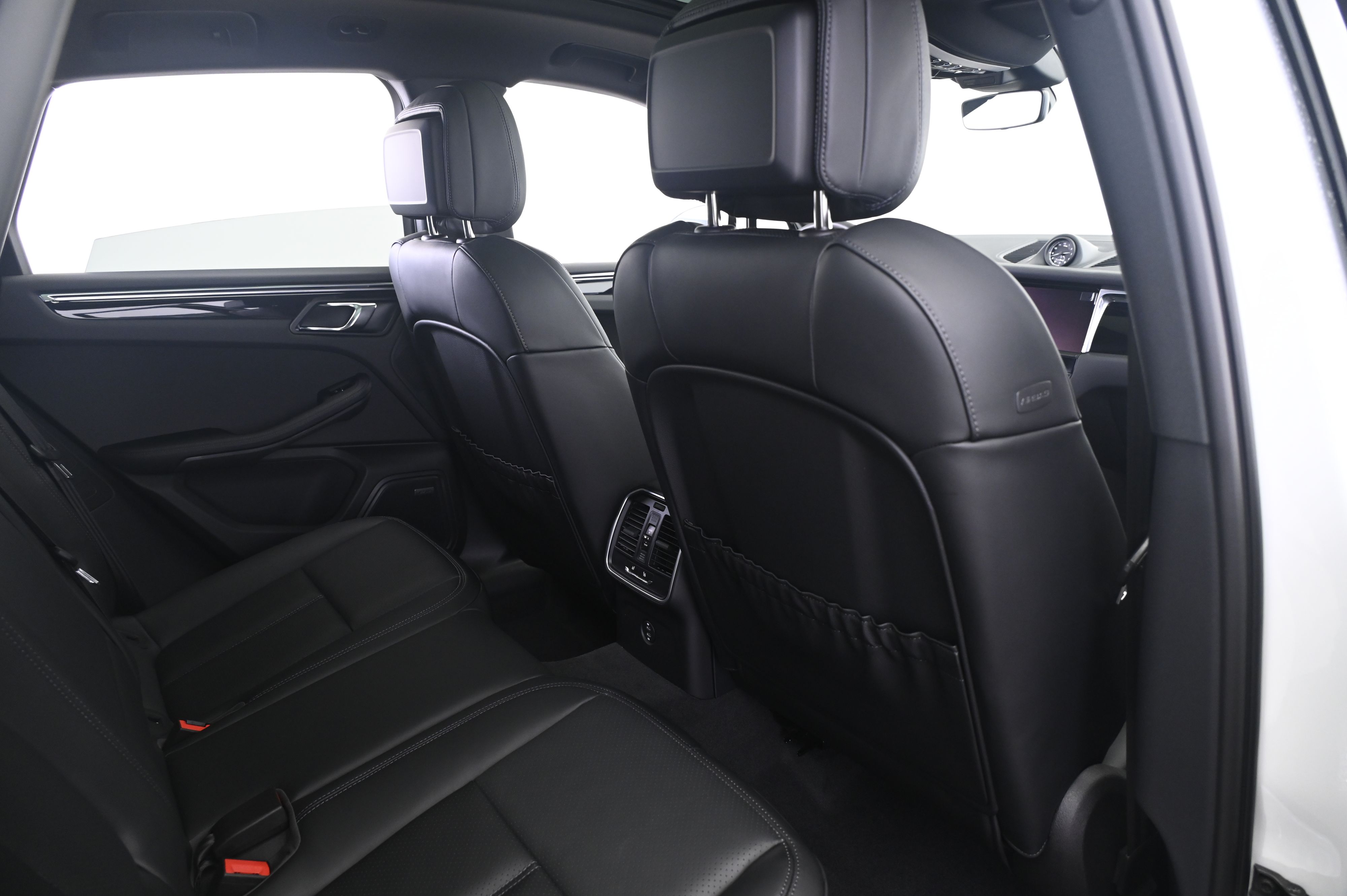 Thumbnail: 2026 Porsche Macan - 17