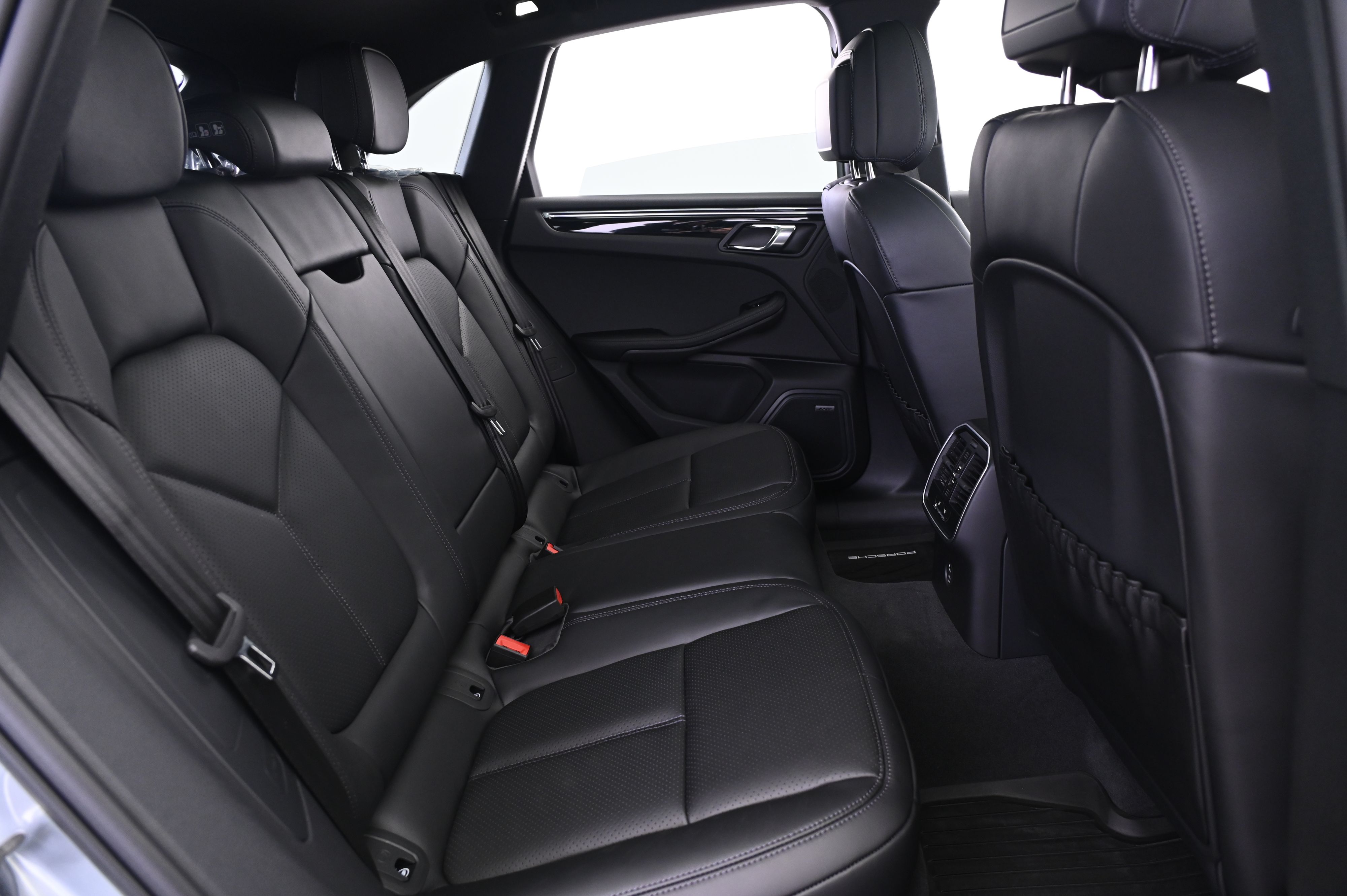 Thumbnail: 2026 Porsche Macan - 18