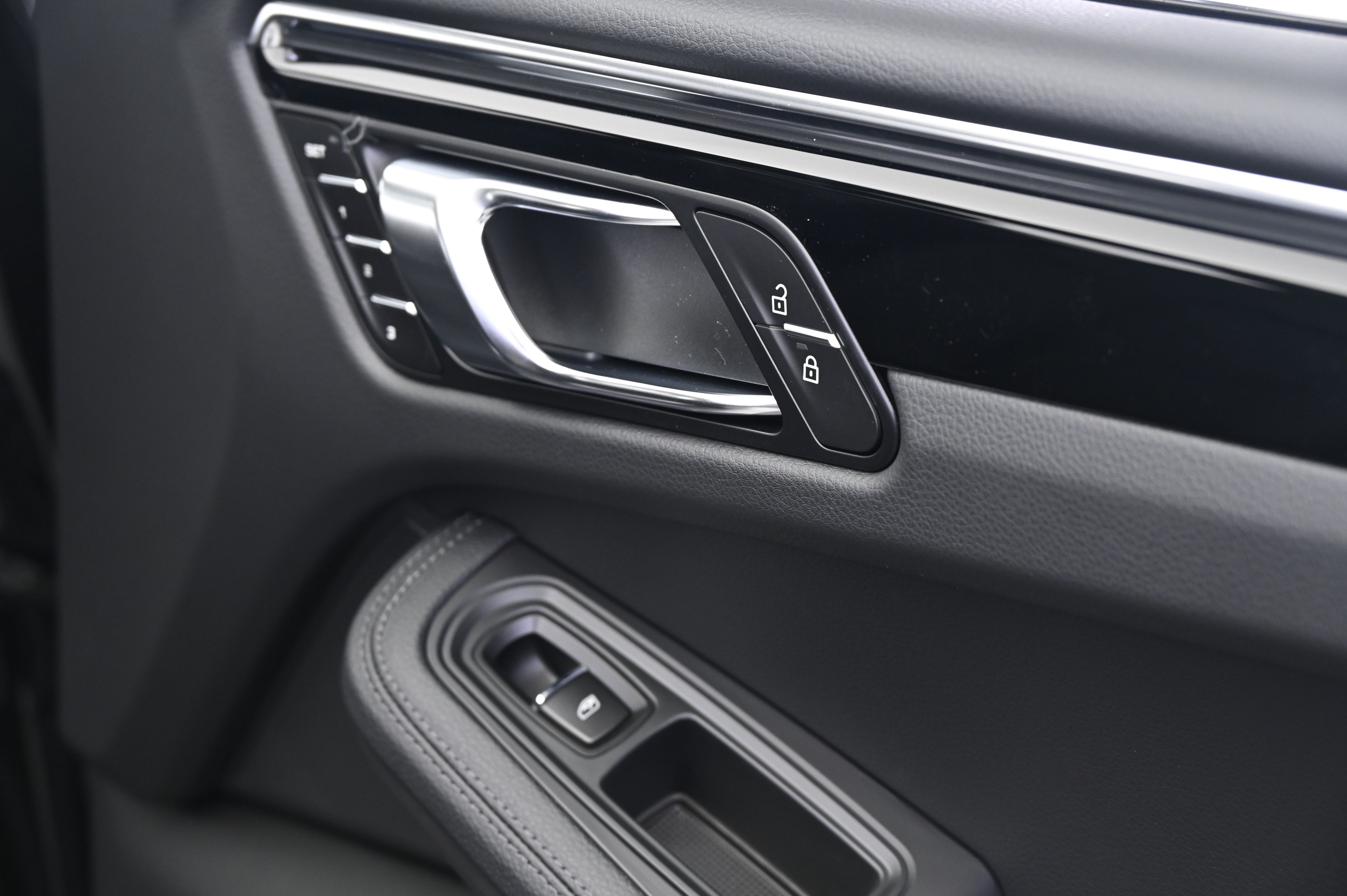 Thumbnail: 2026 Porsche Macan - 21
