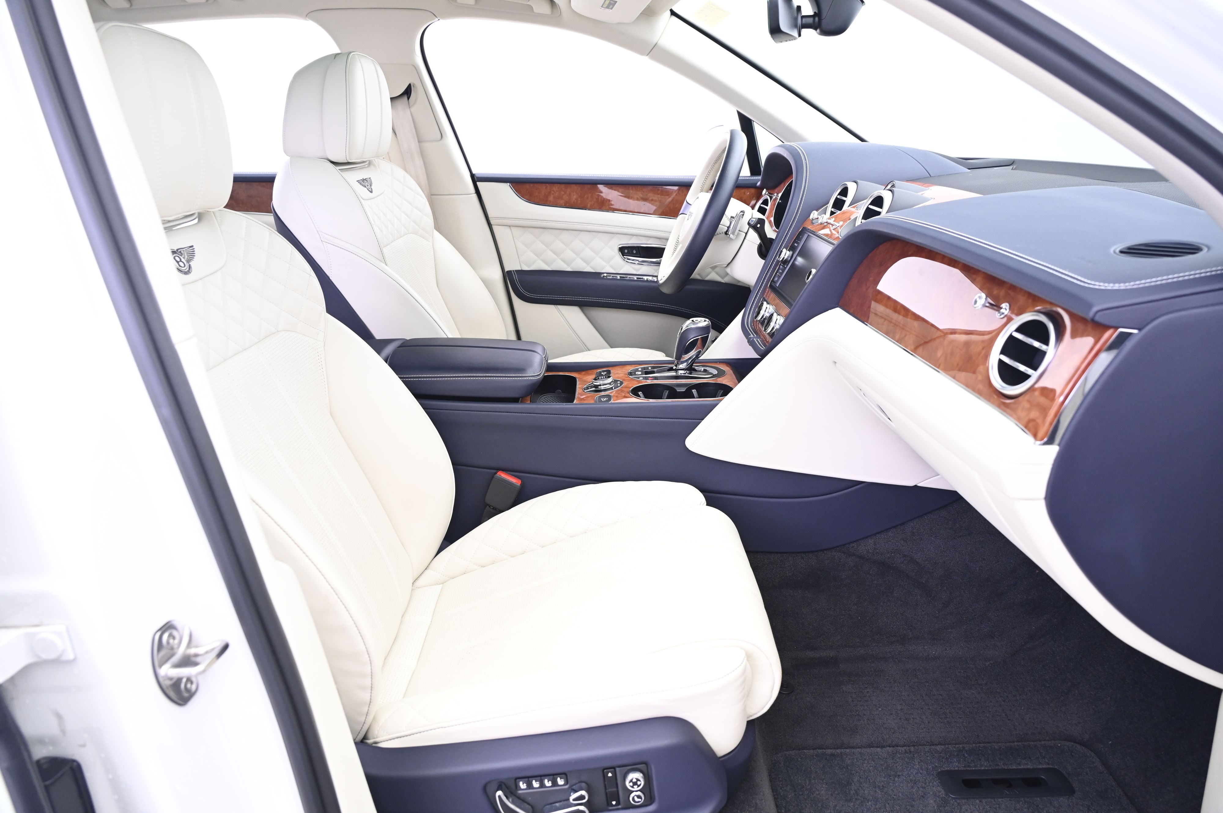 Thumbnail: 2019 Bentley Bentayga - 23