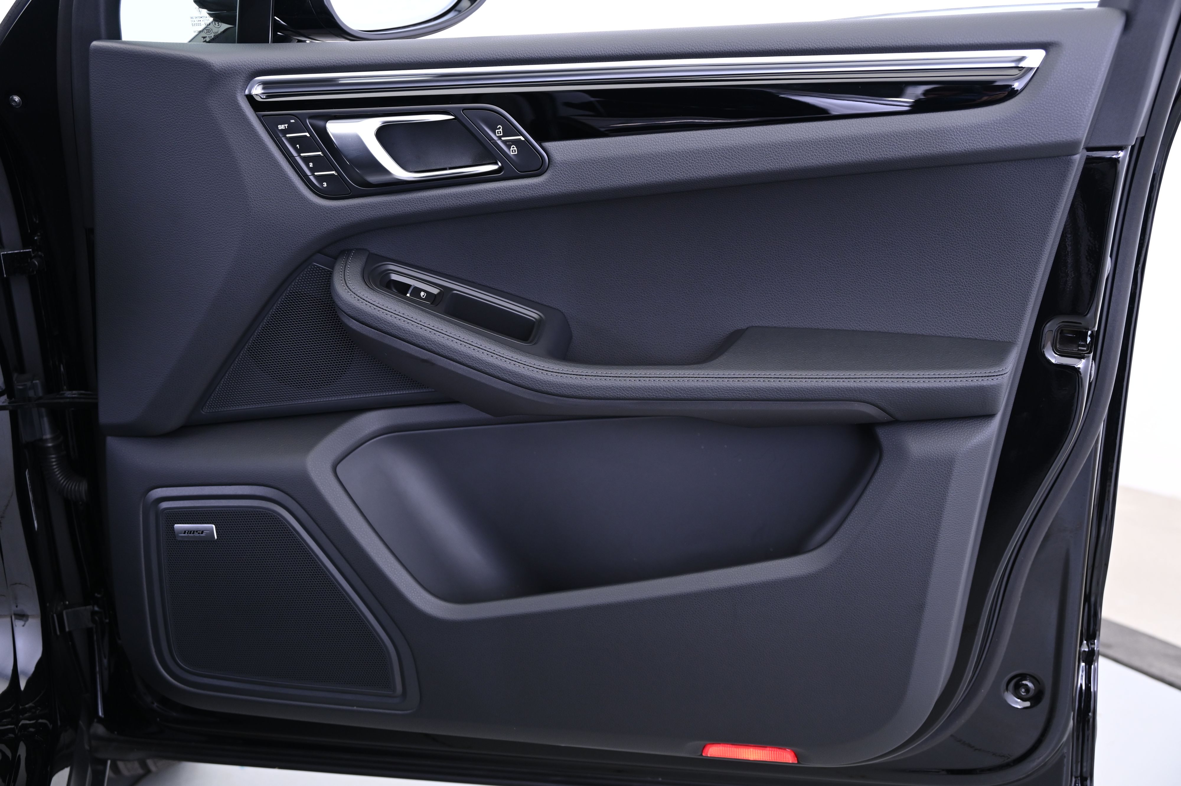 Thumbnail: 2025 Porsche Macan - 25