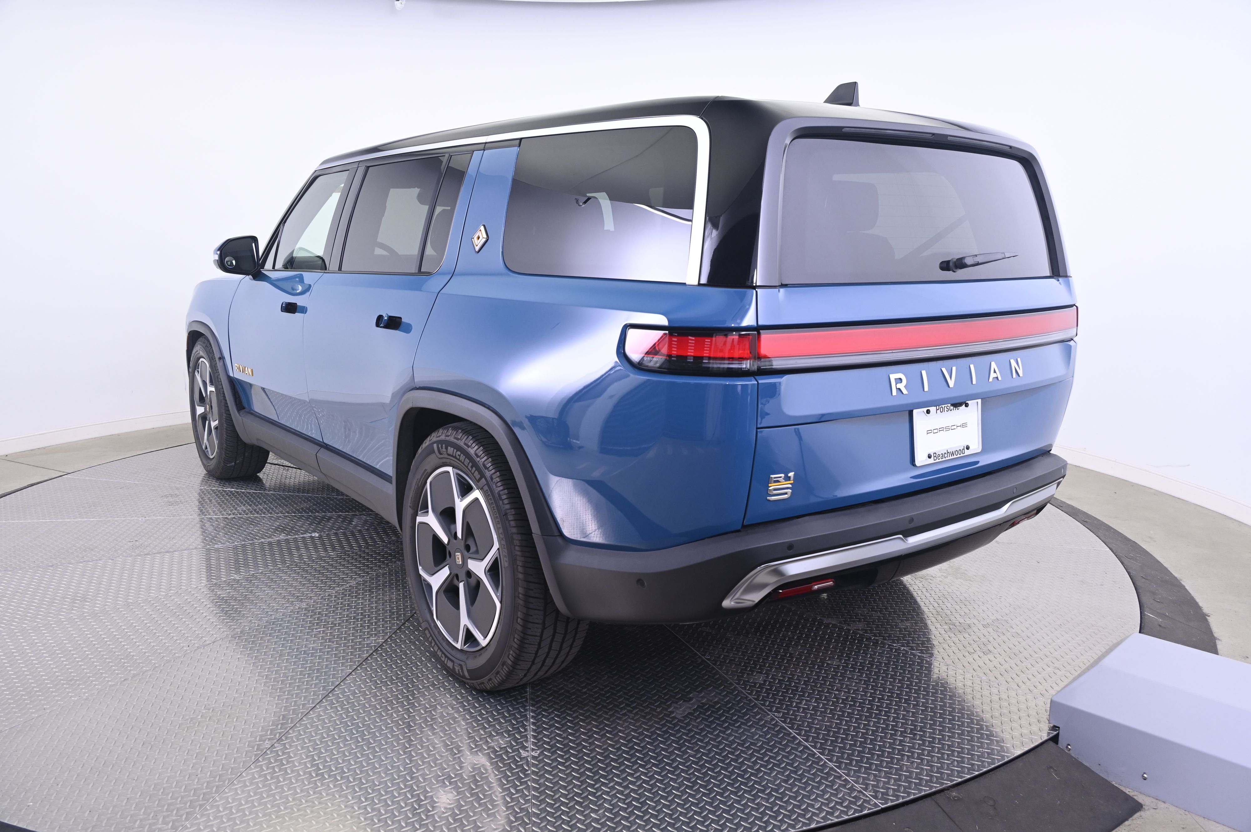 Thumbnail: 2024 Rivian R1S - 3