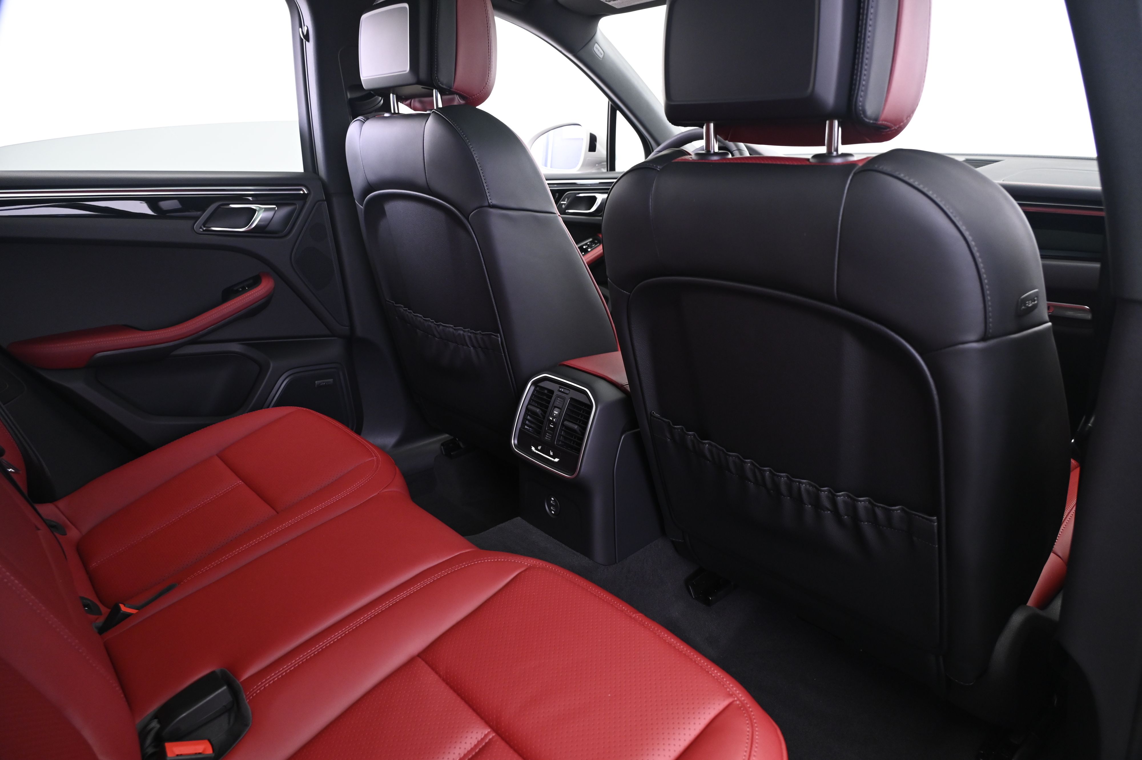 Thumbnail: 2026 Porsche Macan - 17