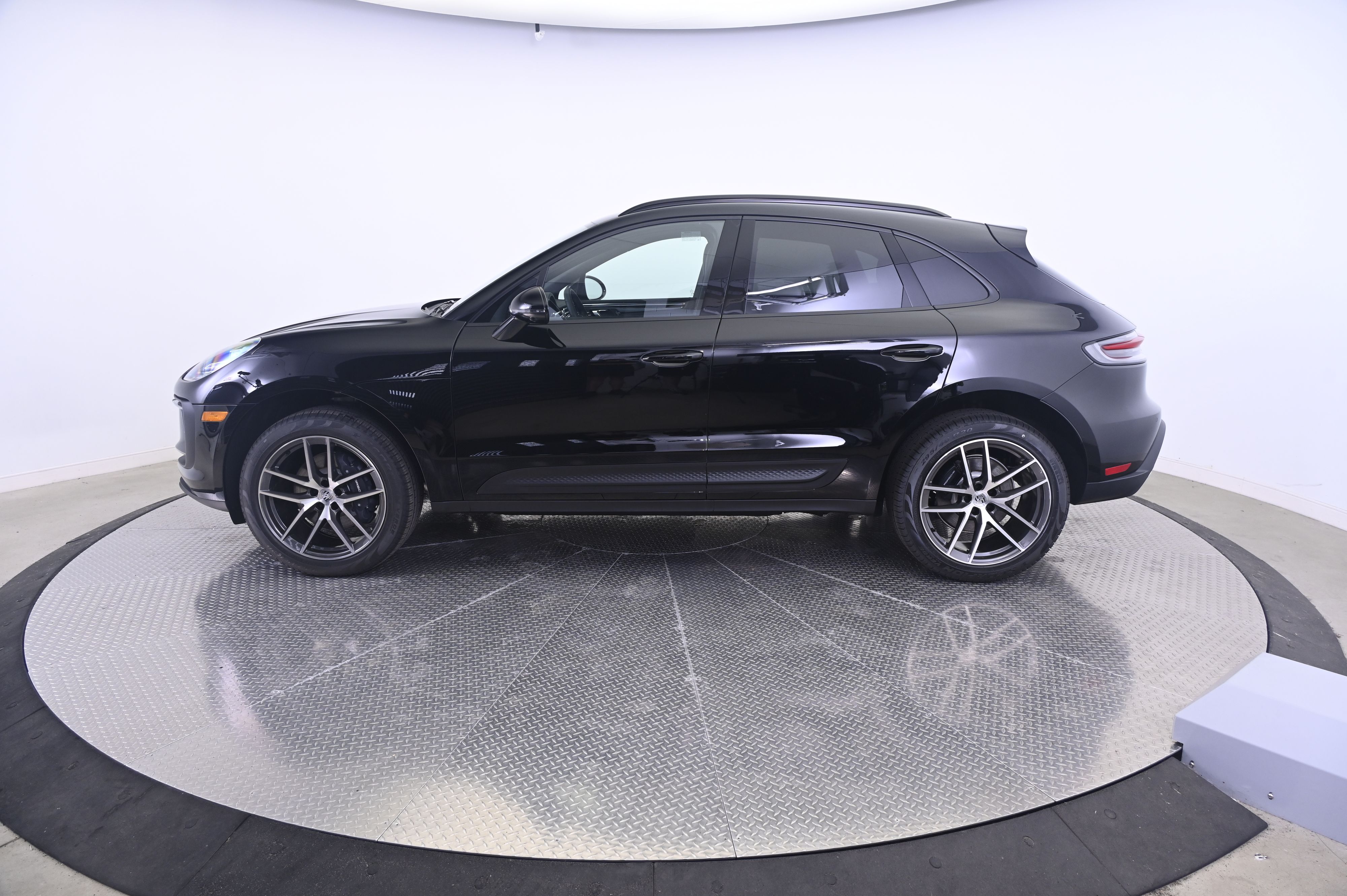 Thumbnail: 2026 Porsche Macan - 2