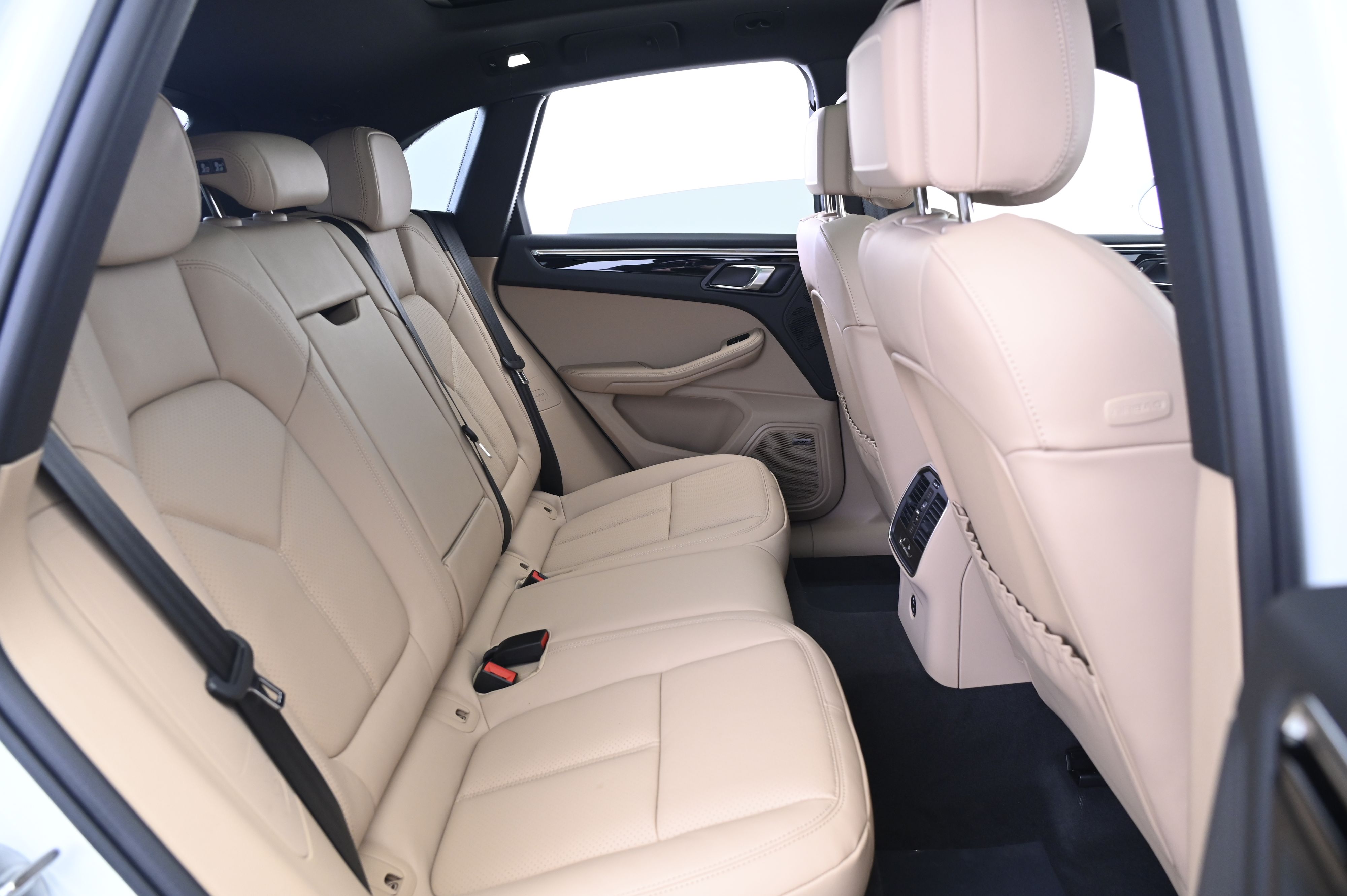 Thumbnail: 2026 Porsche Macan - 18