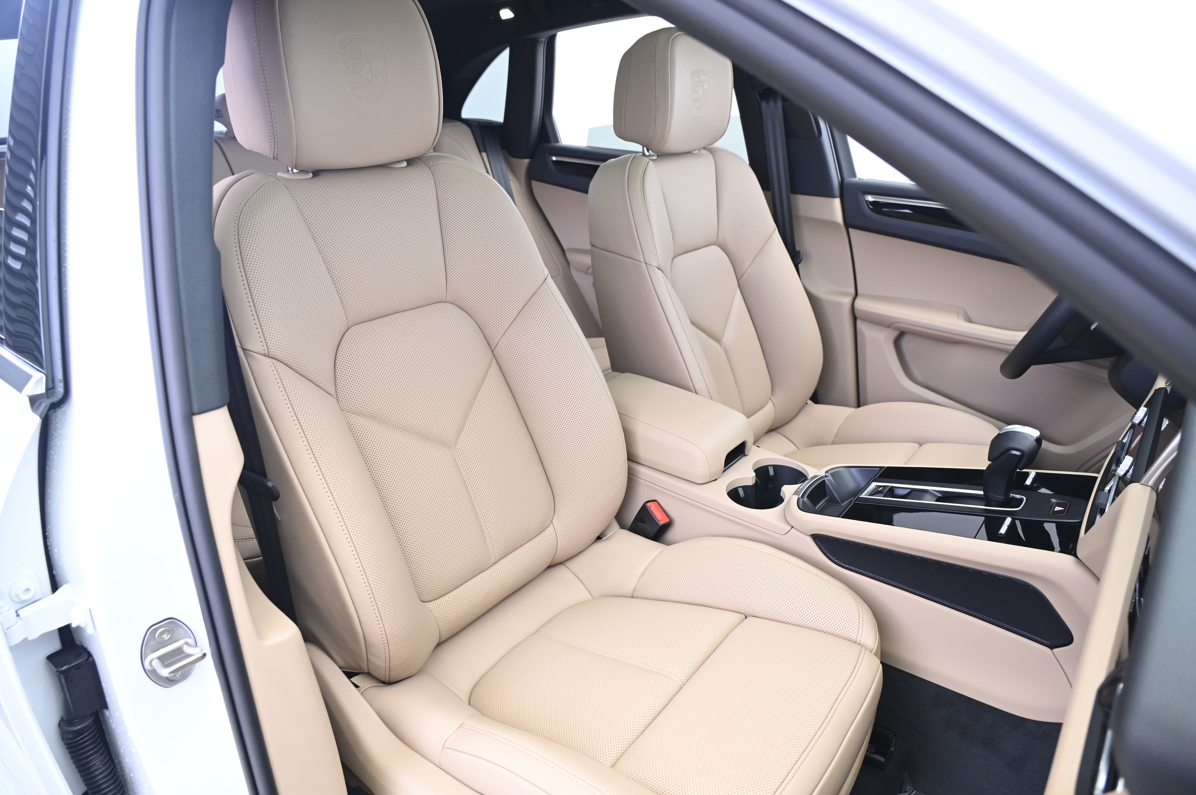 Thumbnail: 2026 Porsche Macan - 24