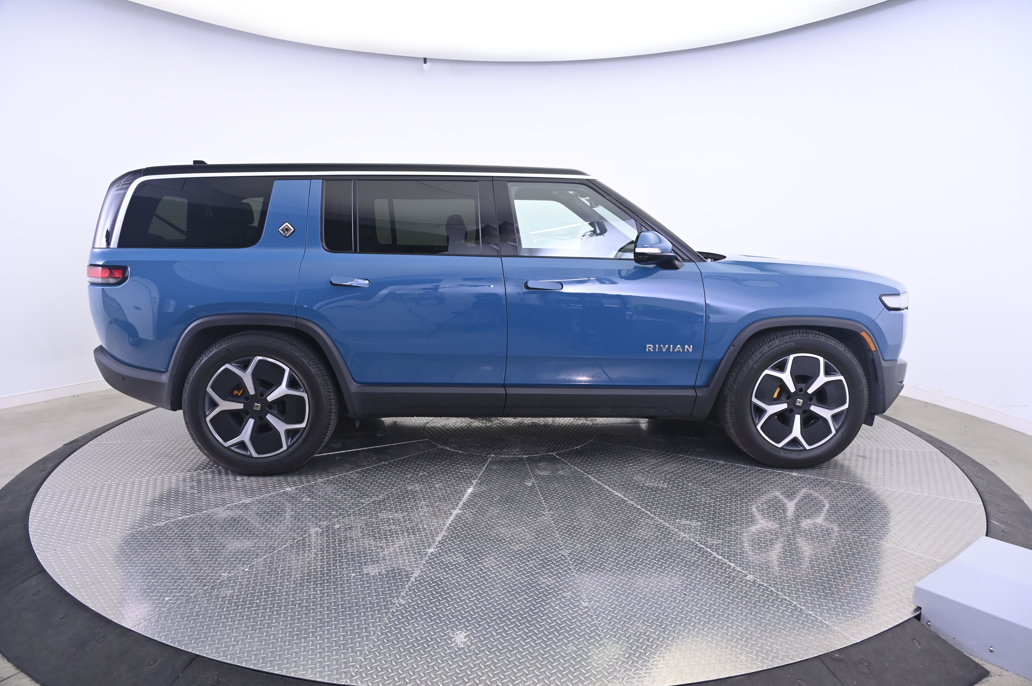 Thumbnail: 2024 Rivian R1S - 8