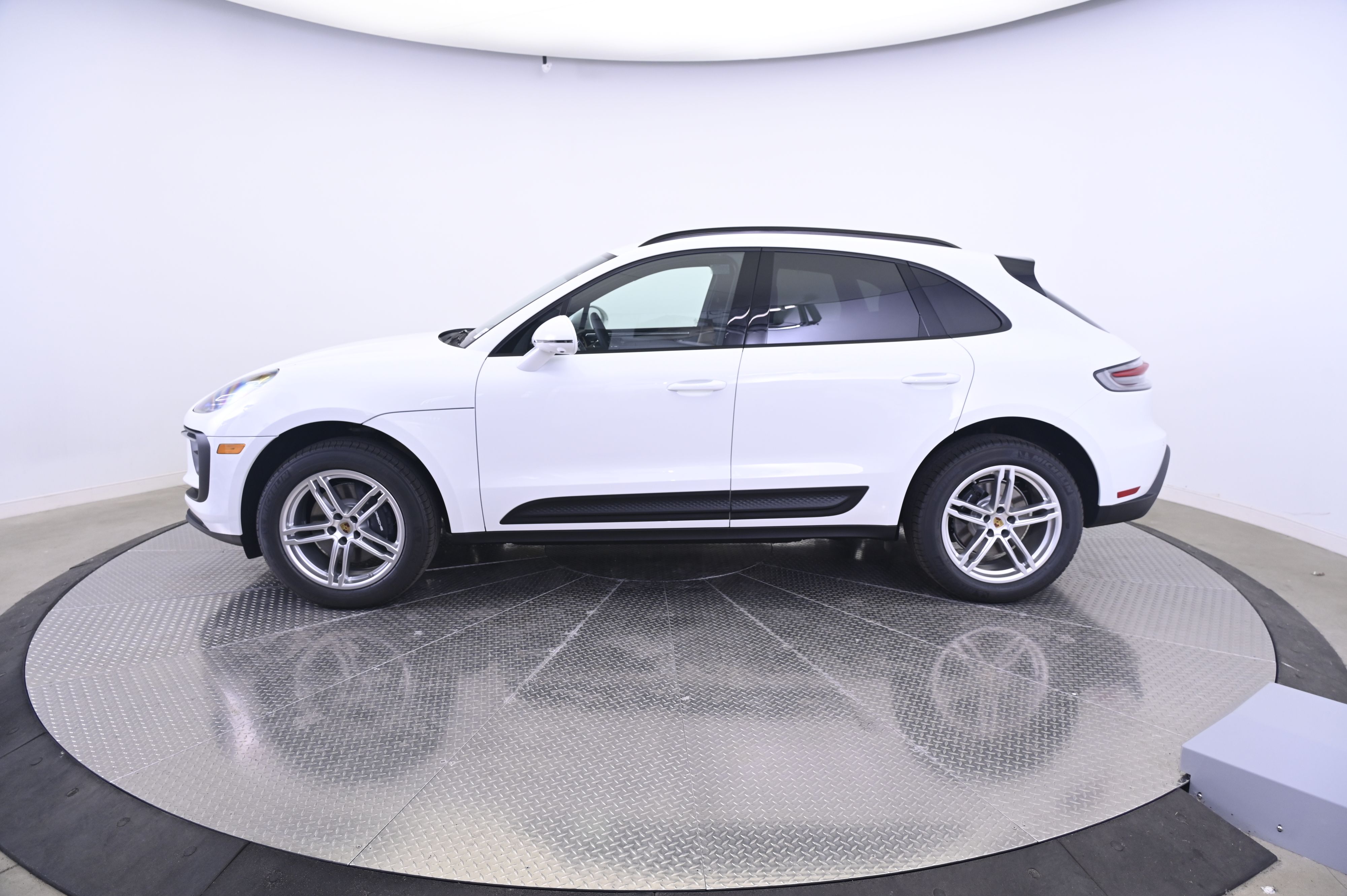 Thumbnail: 2026 Porsche Macan - 2