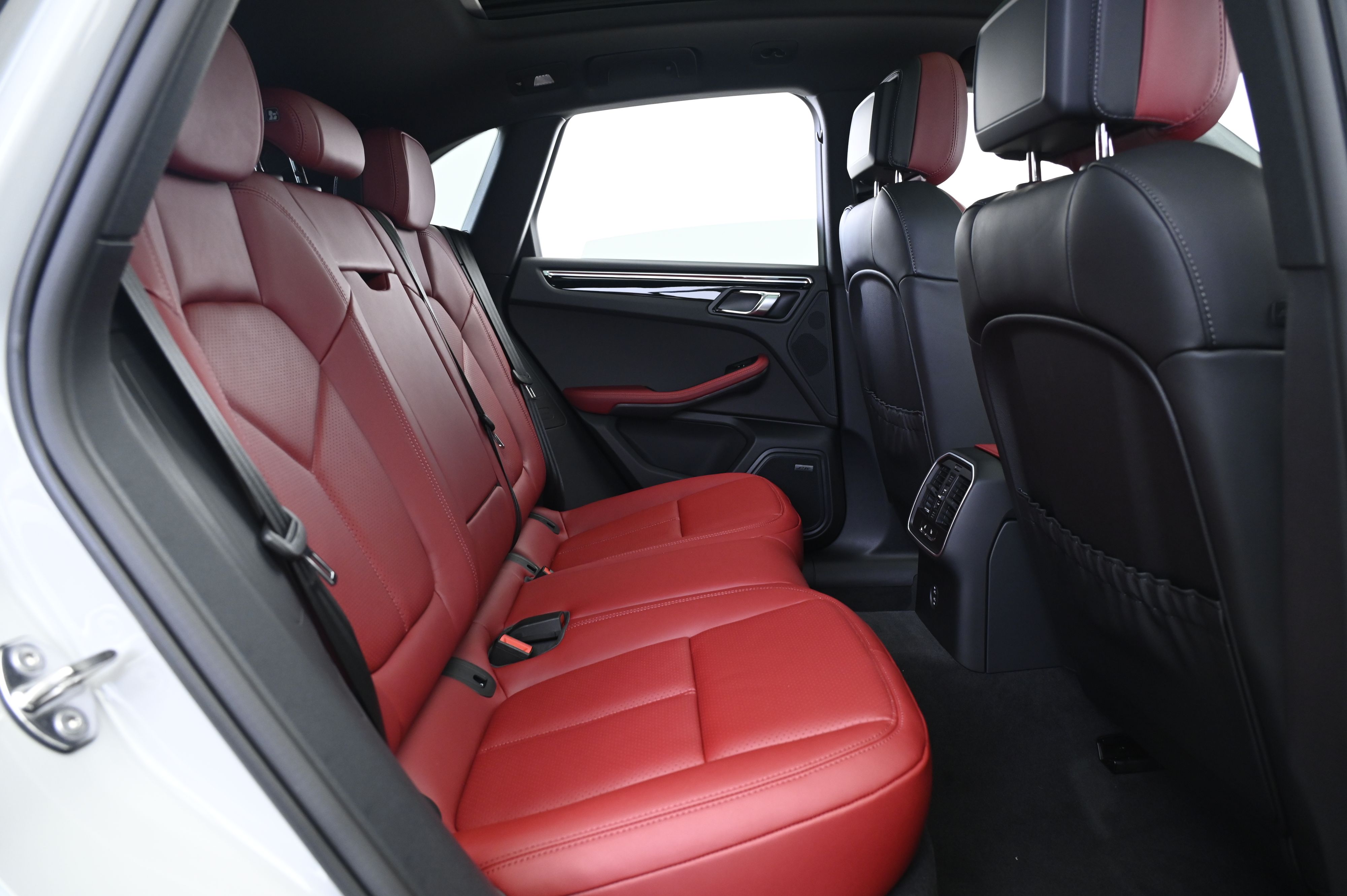 Thumbnail: 2026 Porsche Macan - 18