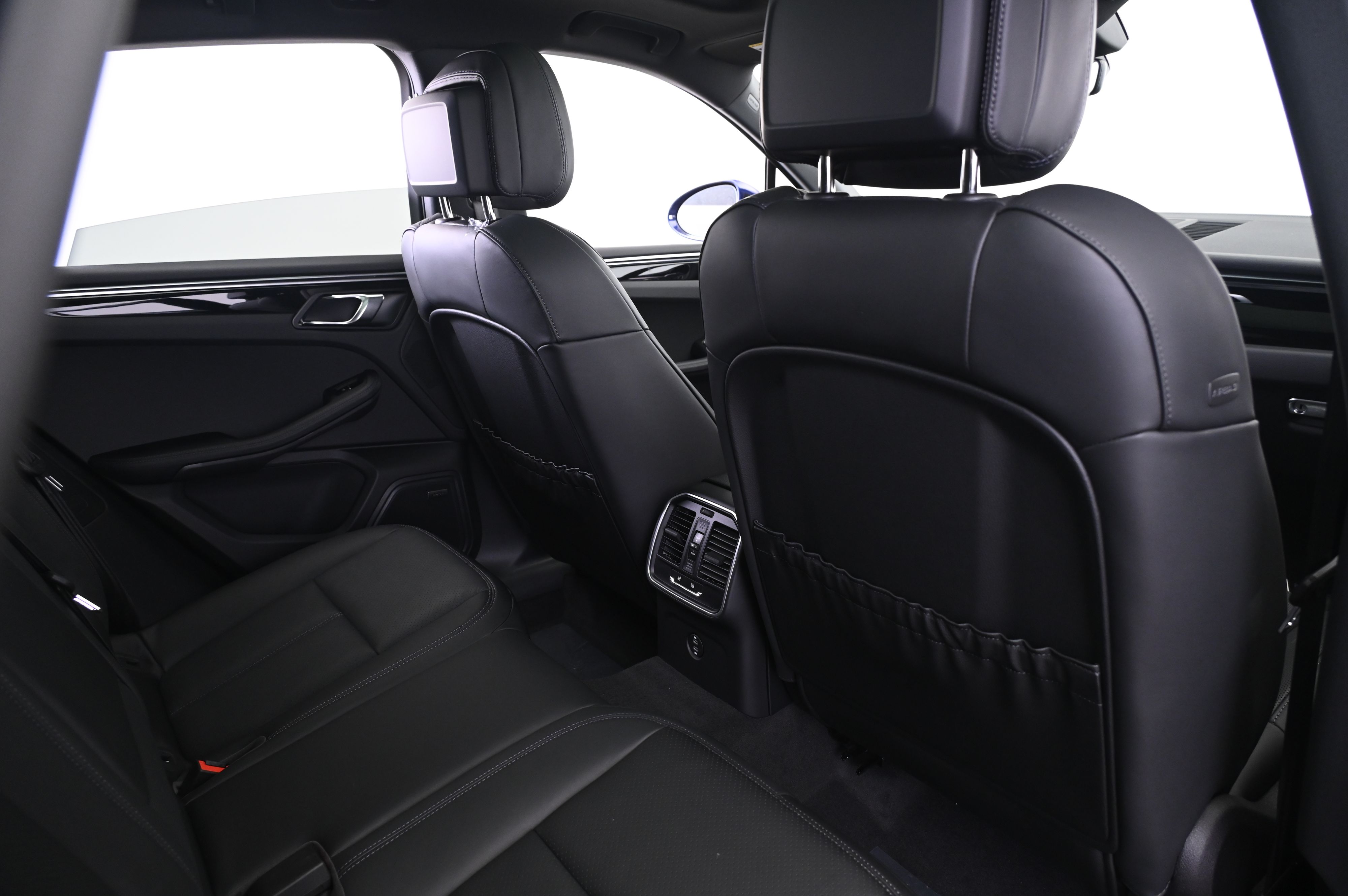 Thumbnail: 2026 Porsche Macan - 17