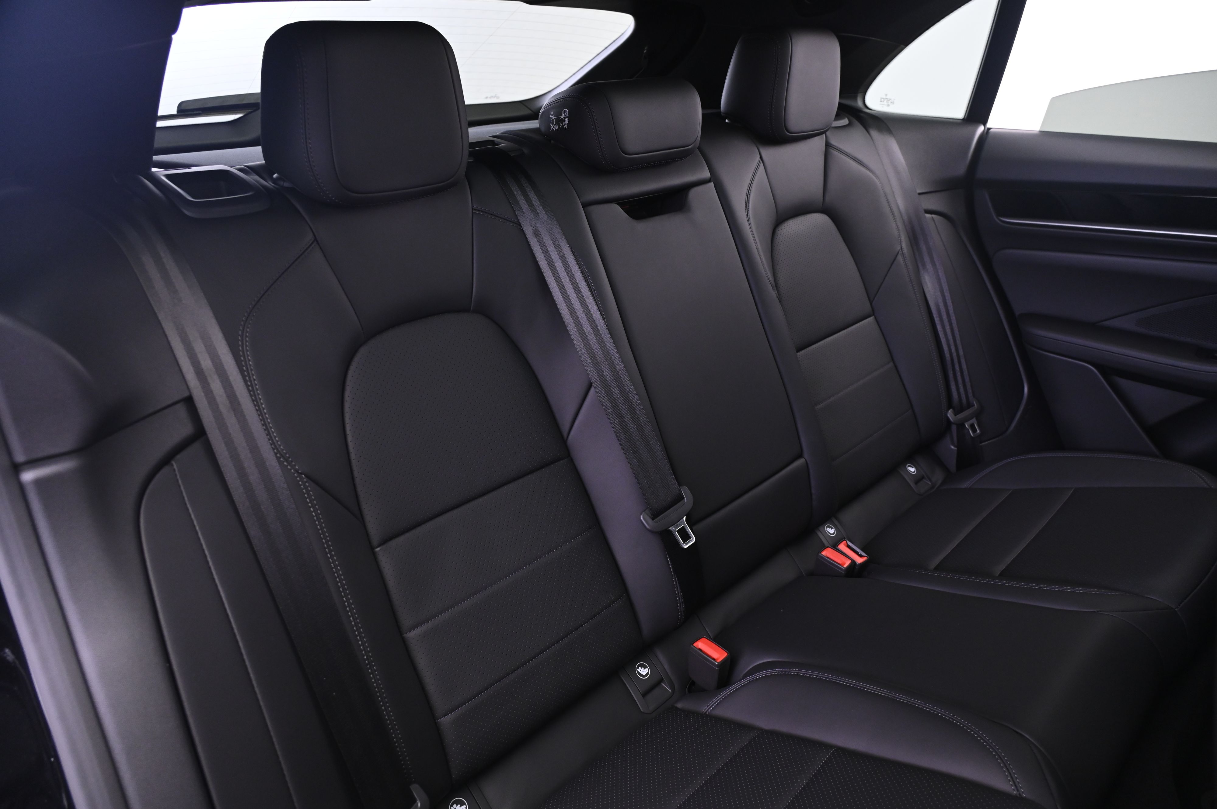 Thumbnail: 2026 Porsche Macan - 20