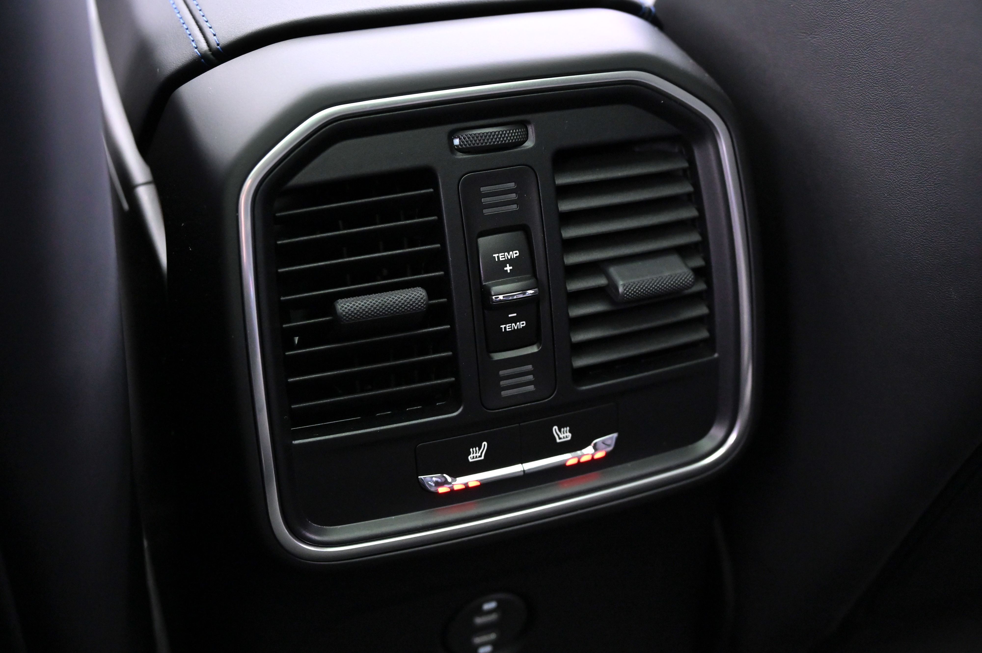 Thumbnail: 2025 Porsche Macan - 24