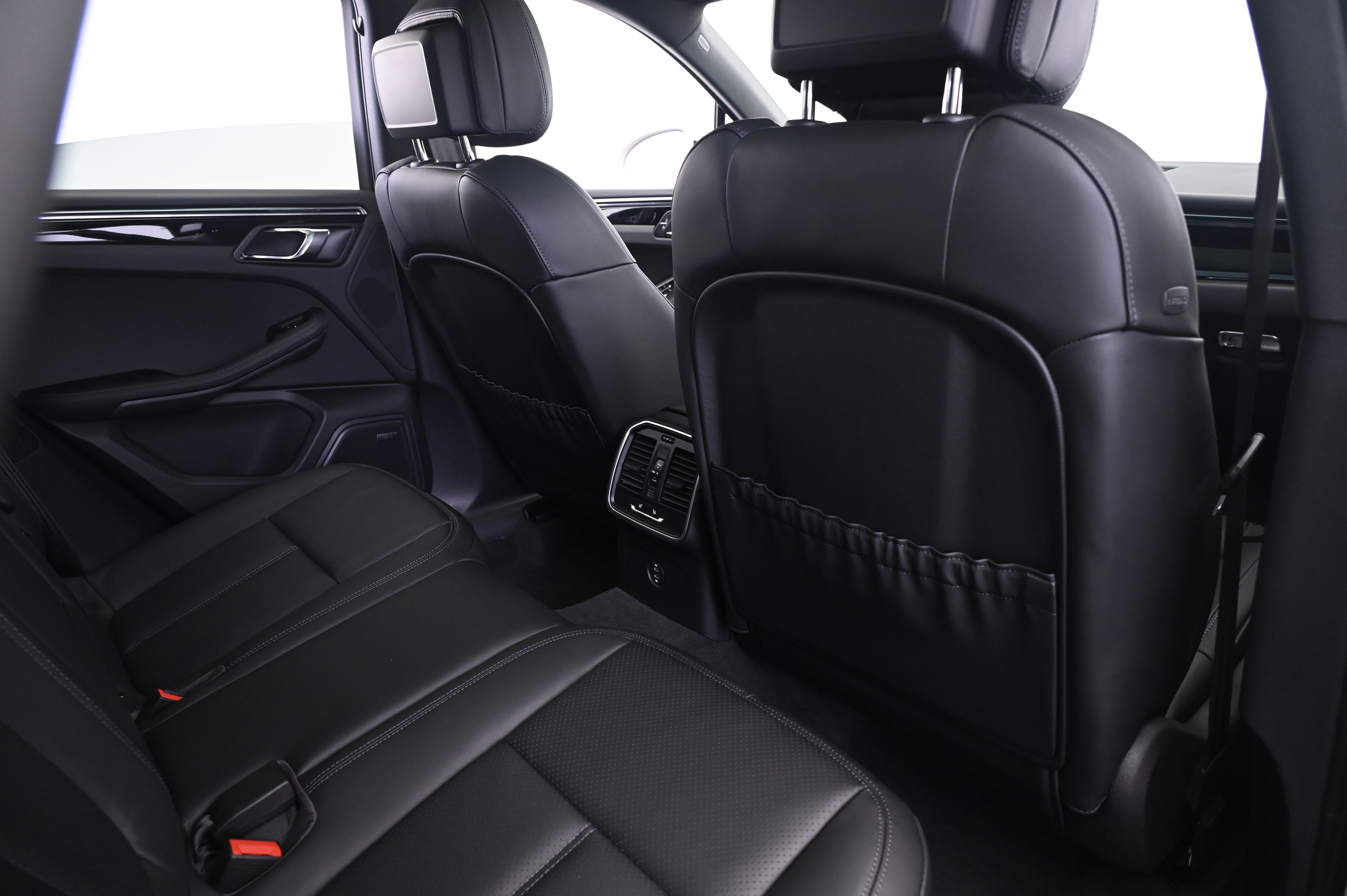 Thumbnail: 2026 Porsche Macan - 17