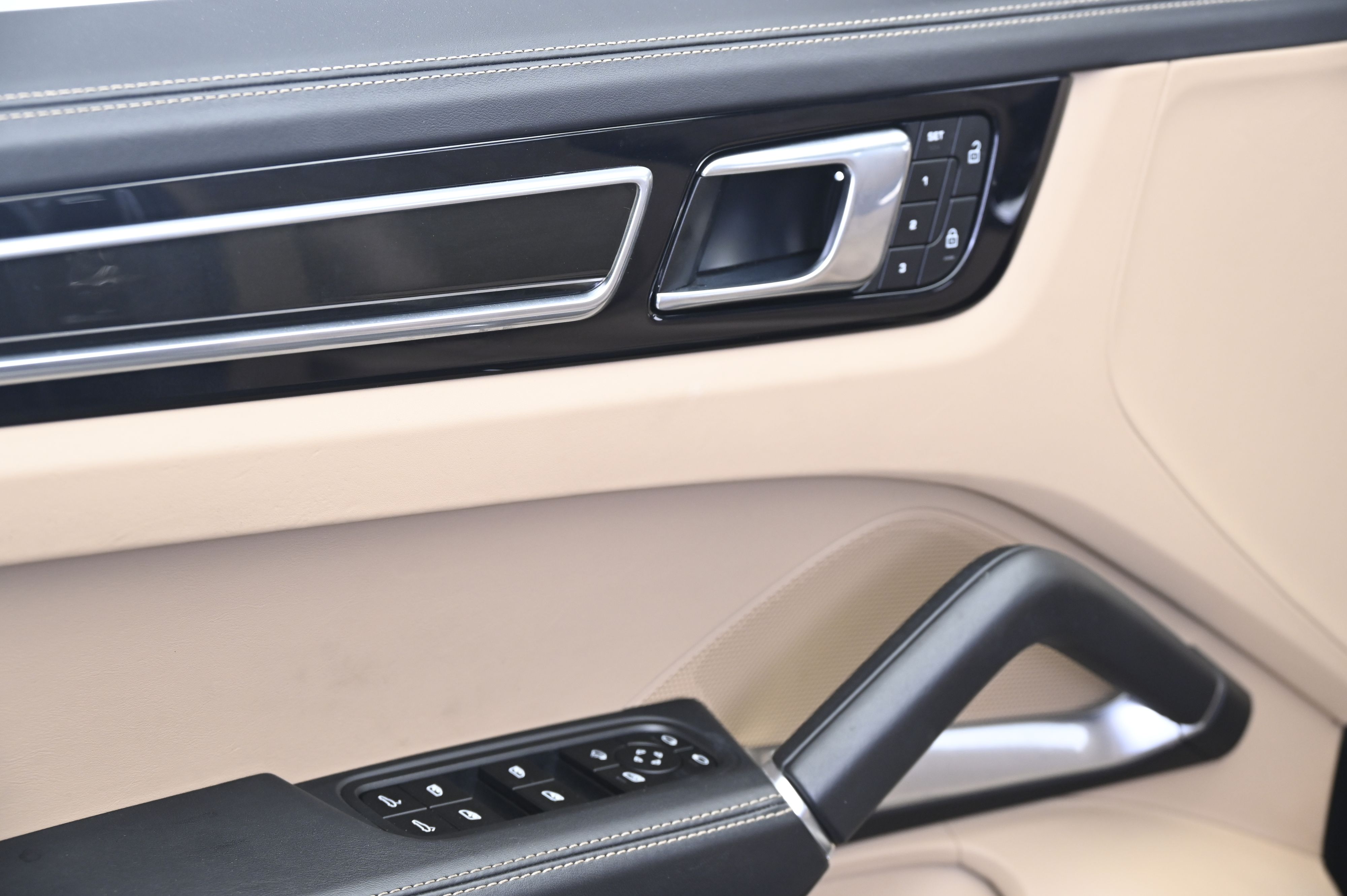 Thumbnail: 2023 Porsche Cayenne - 27