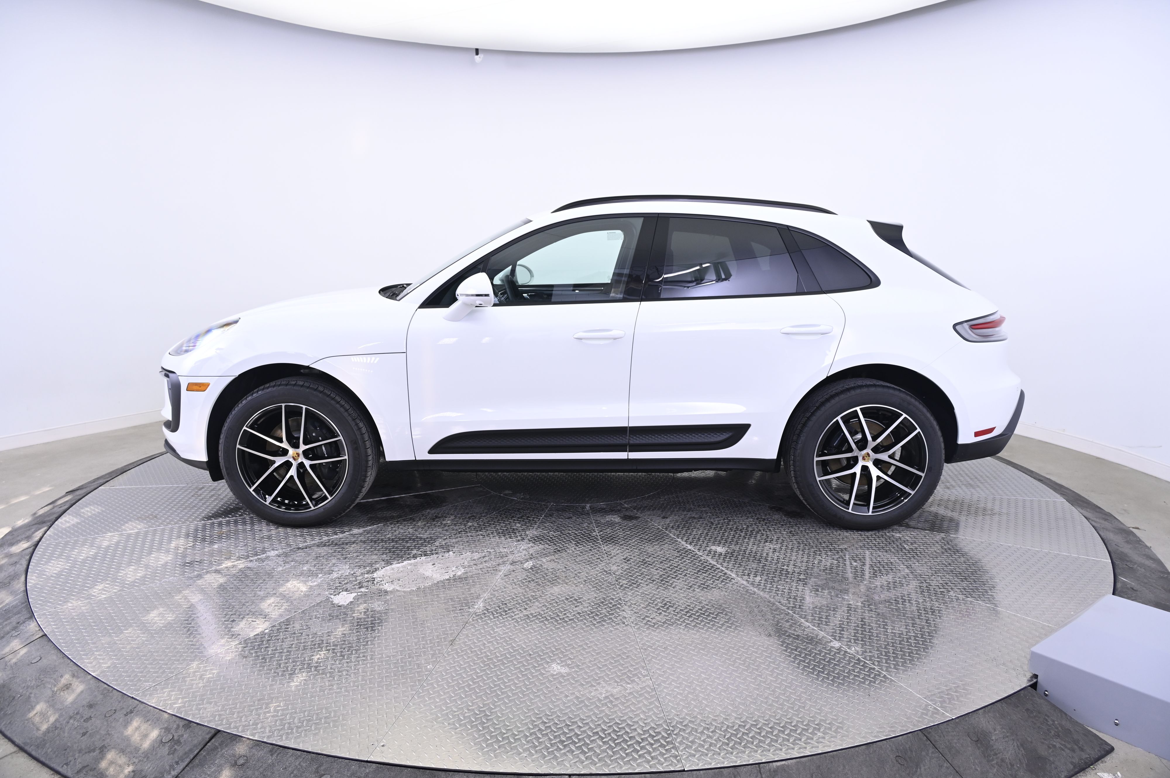 Thumbnail: 2026 Porsche Macan - 2