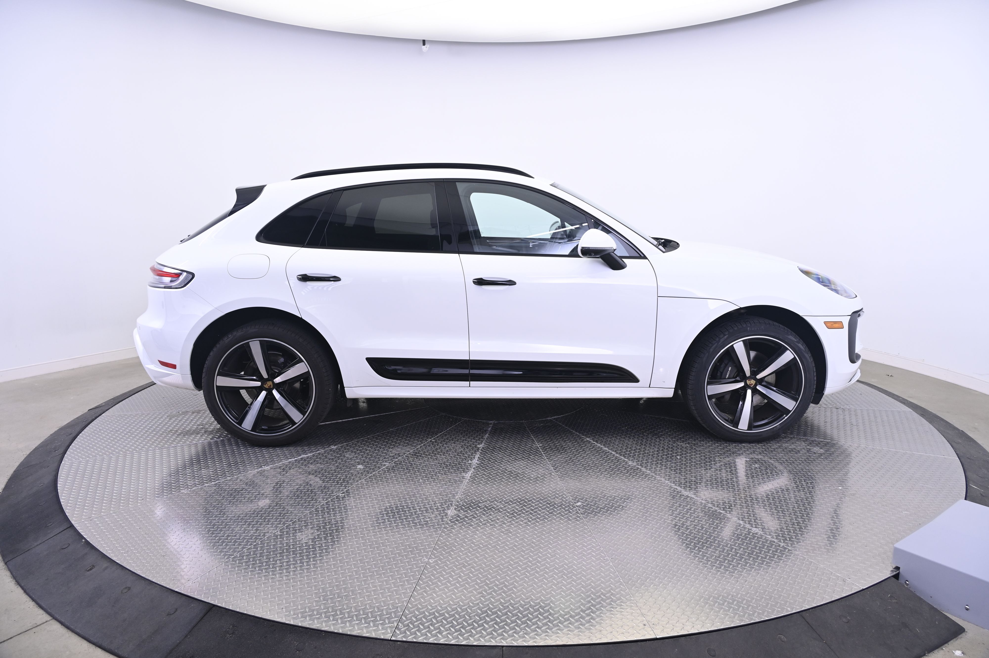 Thumbnail: 2023 Porsche Macan - 8