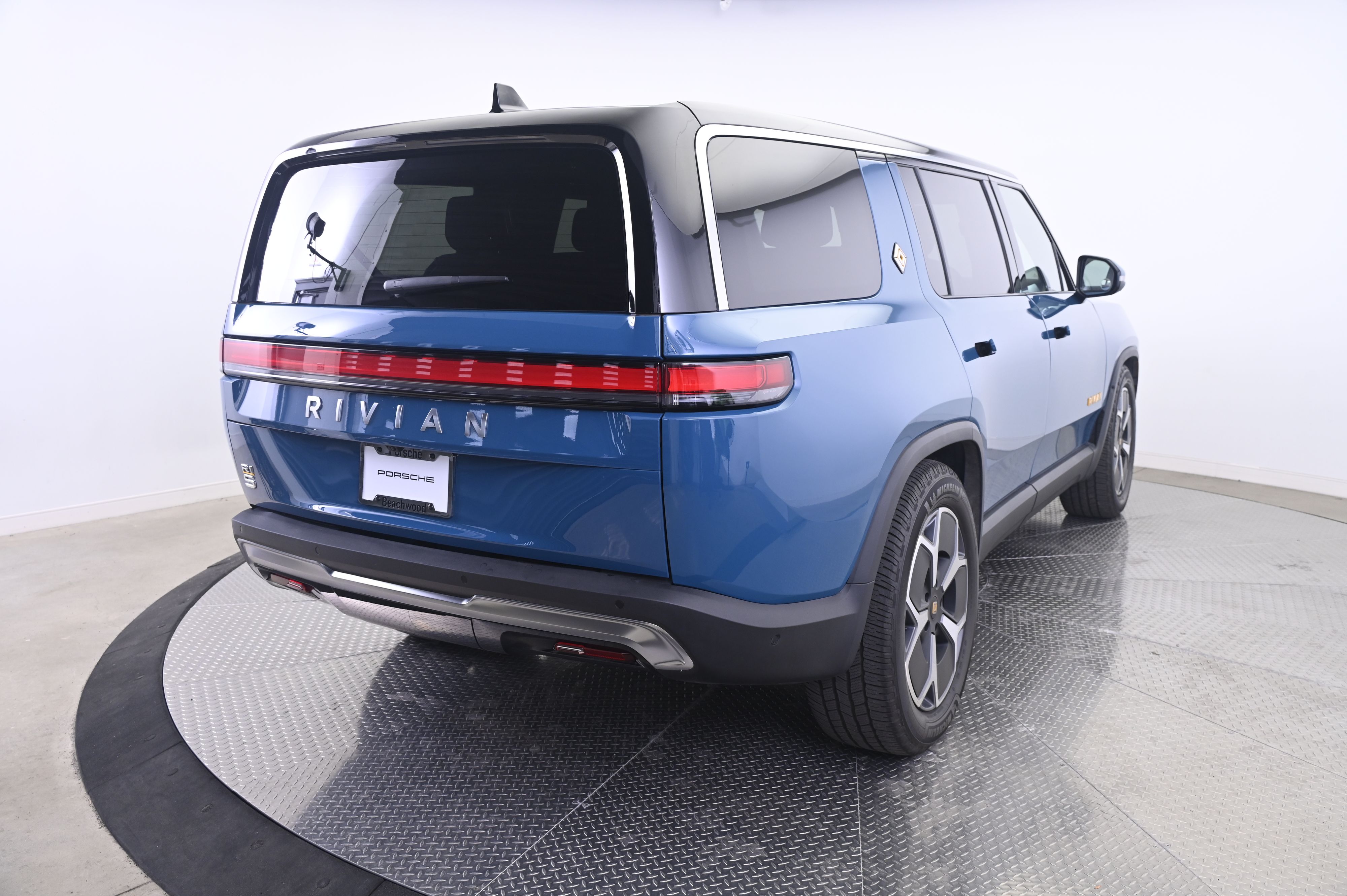 Thumbnail: 2024 Rivian R1S - 7