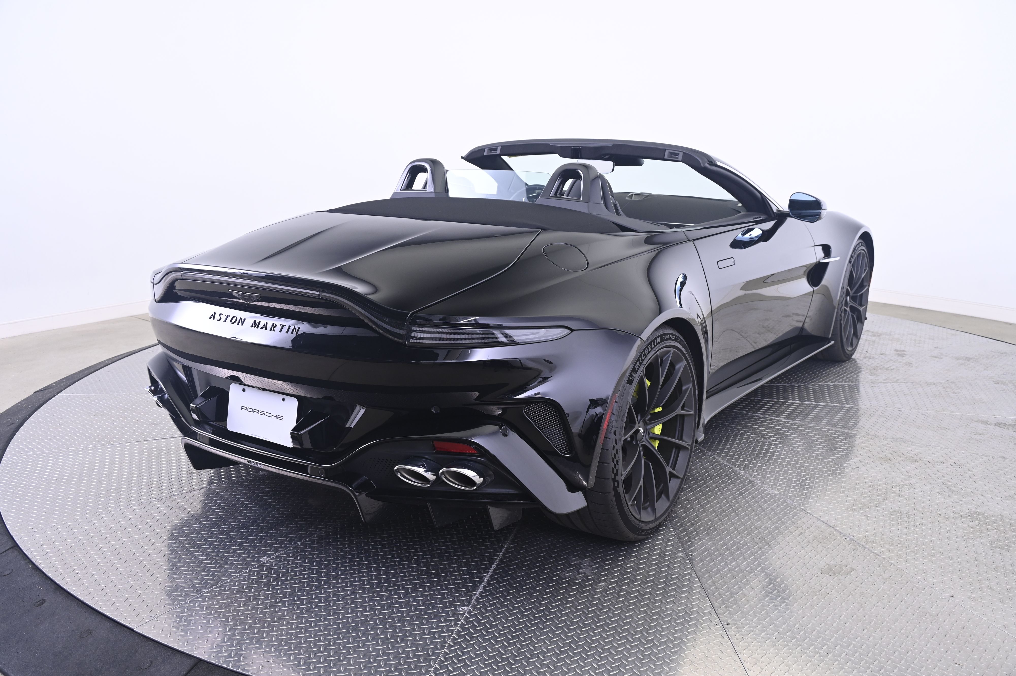 Thumbnail: 2026 Aston Martin Vantage - 7