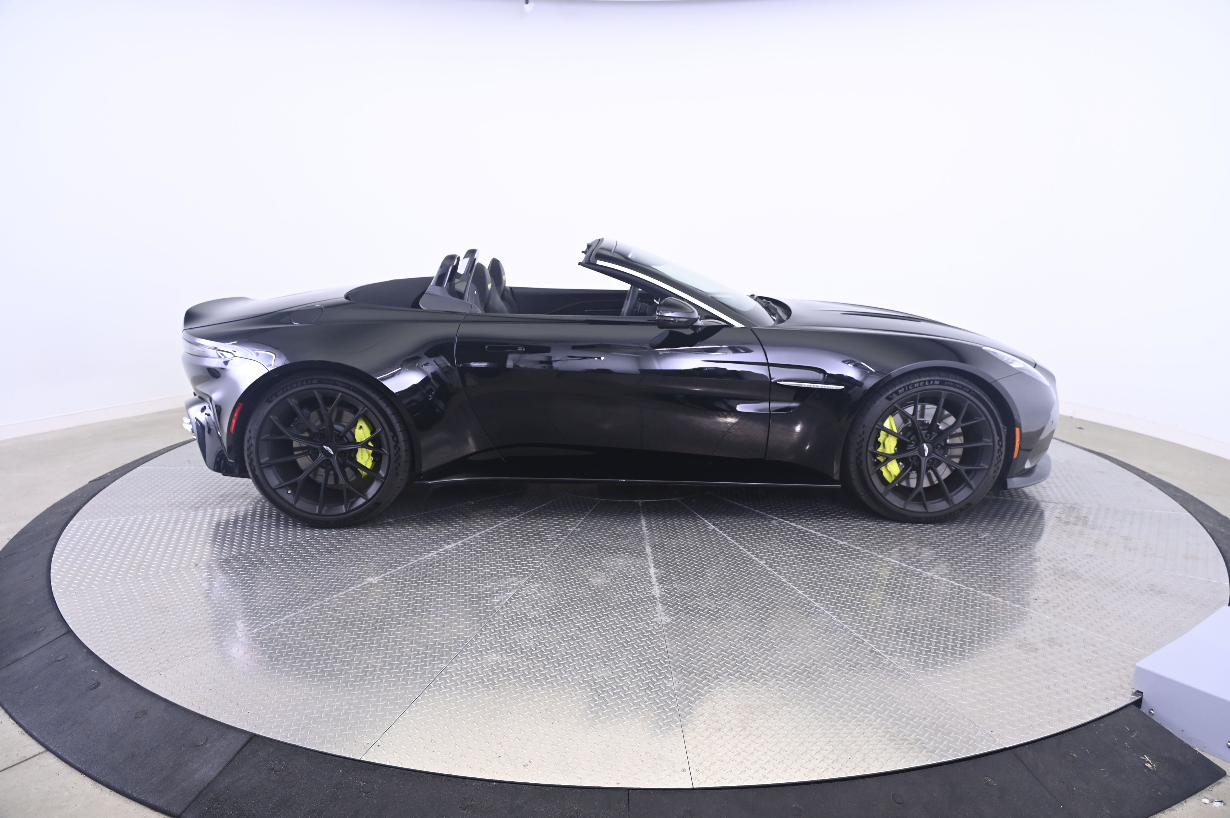 Thumbnail: 2026 Aston Martin Vantage - 8