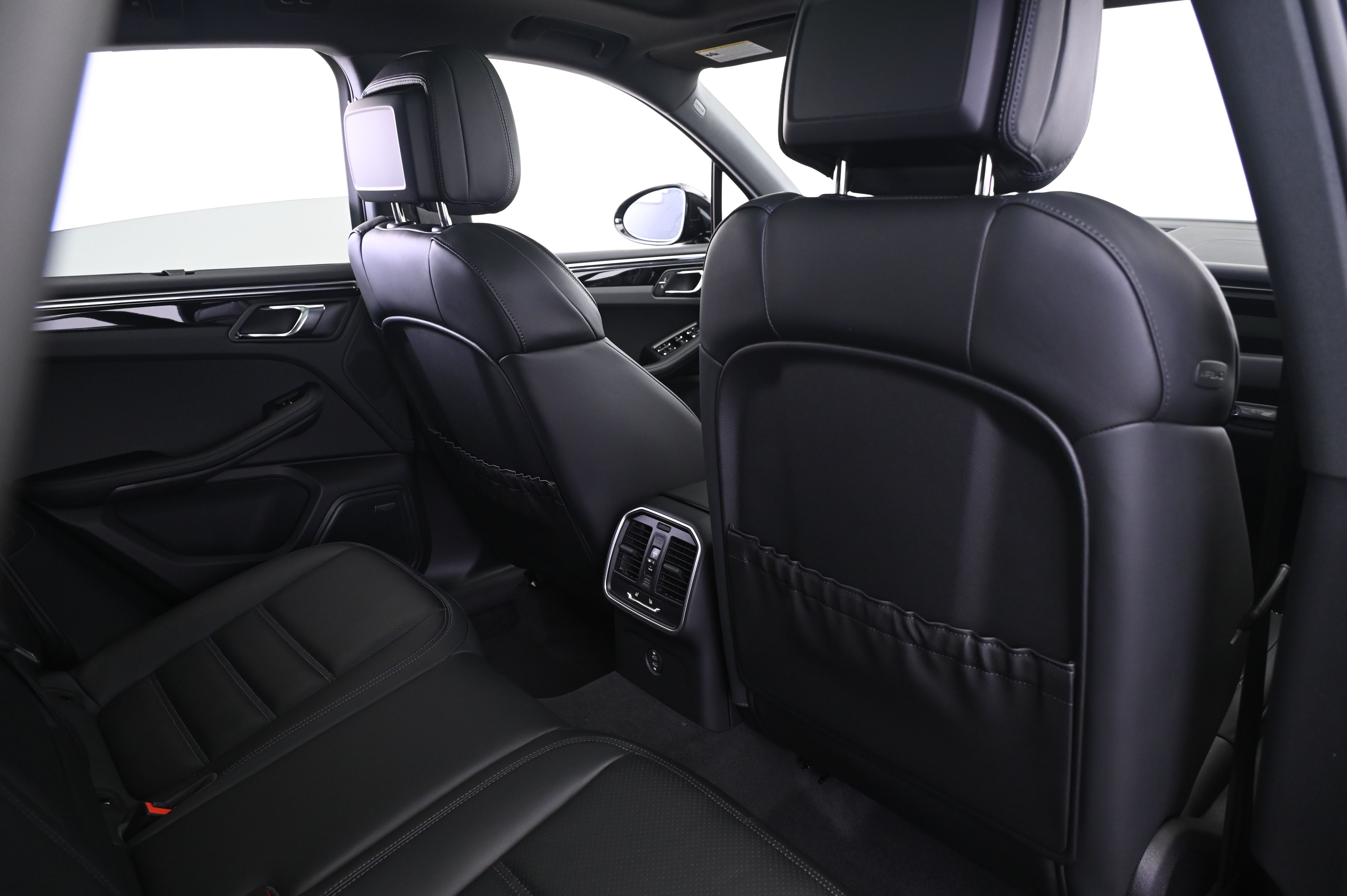 Thumbnail: 2026 Porsche Macan - 17