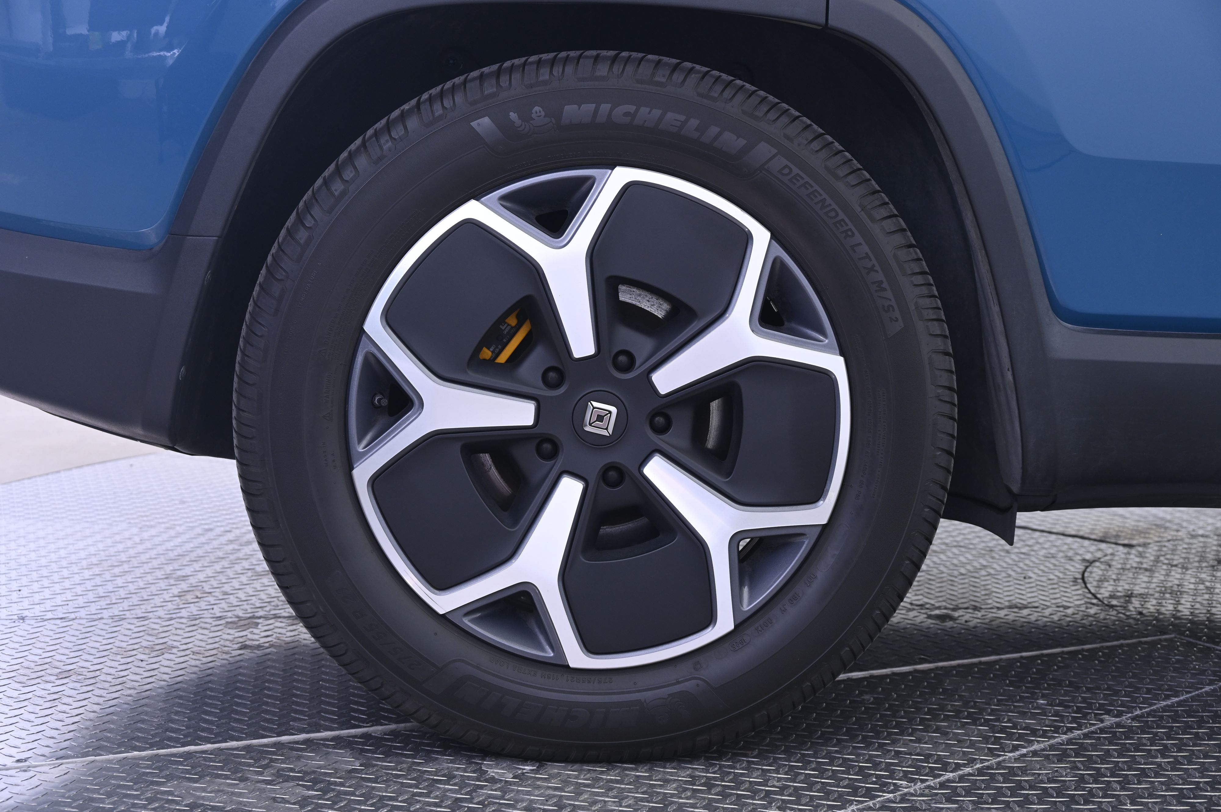 Thumbnail: 2024 Rivian R1S - 13