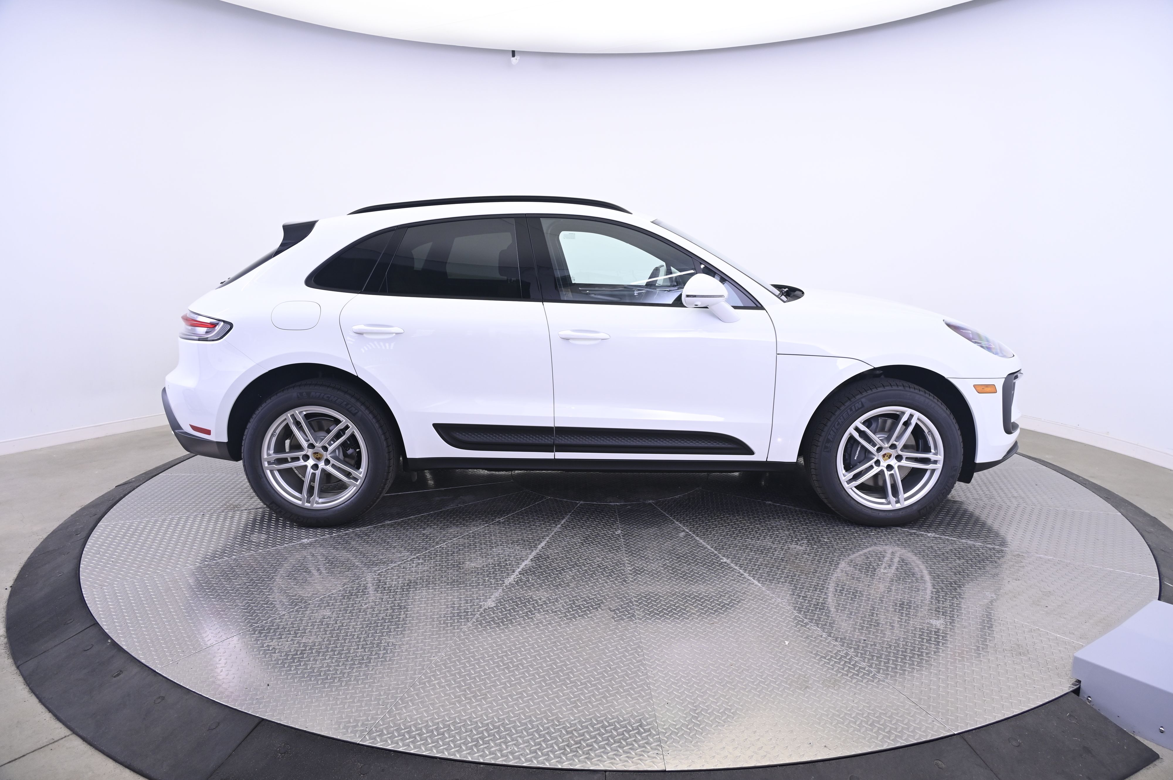 Thumbnail: 2026 Porsche Macan - 8