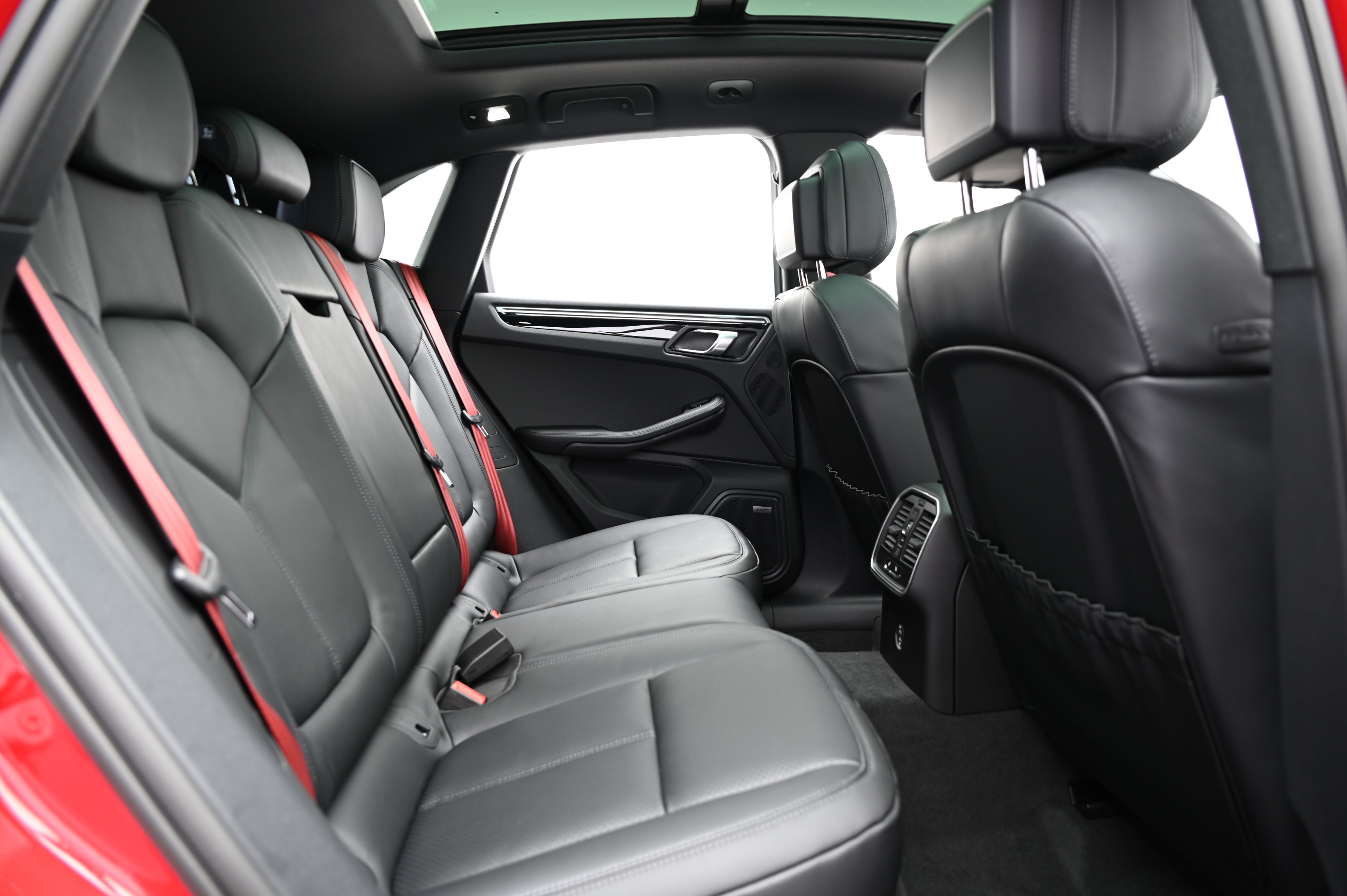 Thumbnail: 2025 Porsche Macan - 24