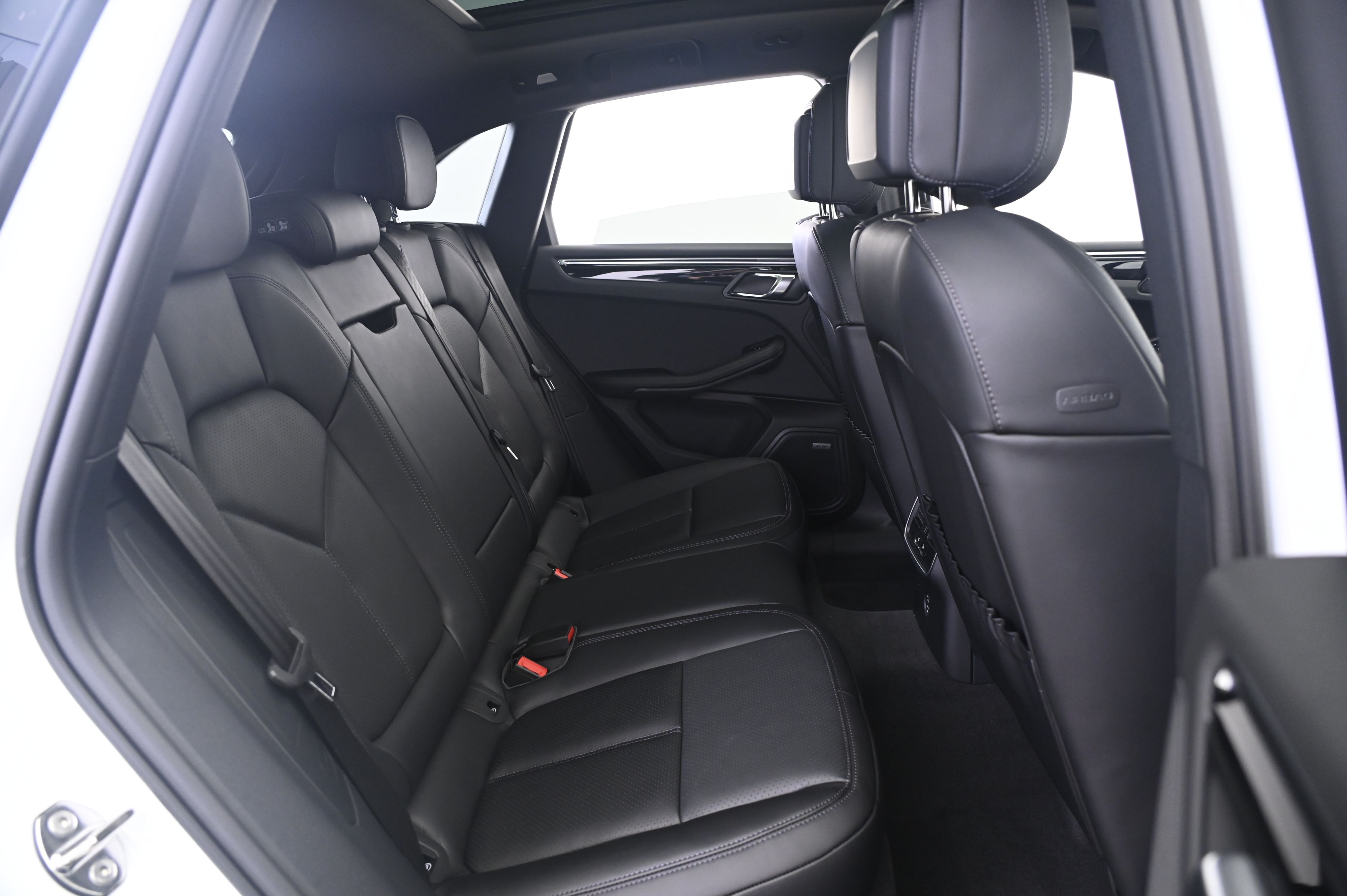 Thumbnail: 2026 Porsche Macan - 18