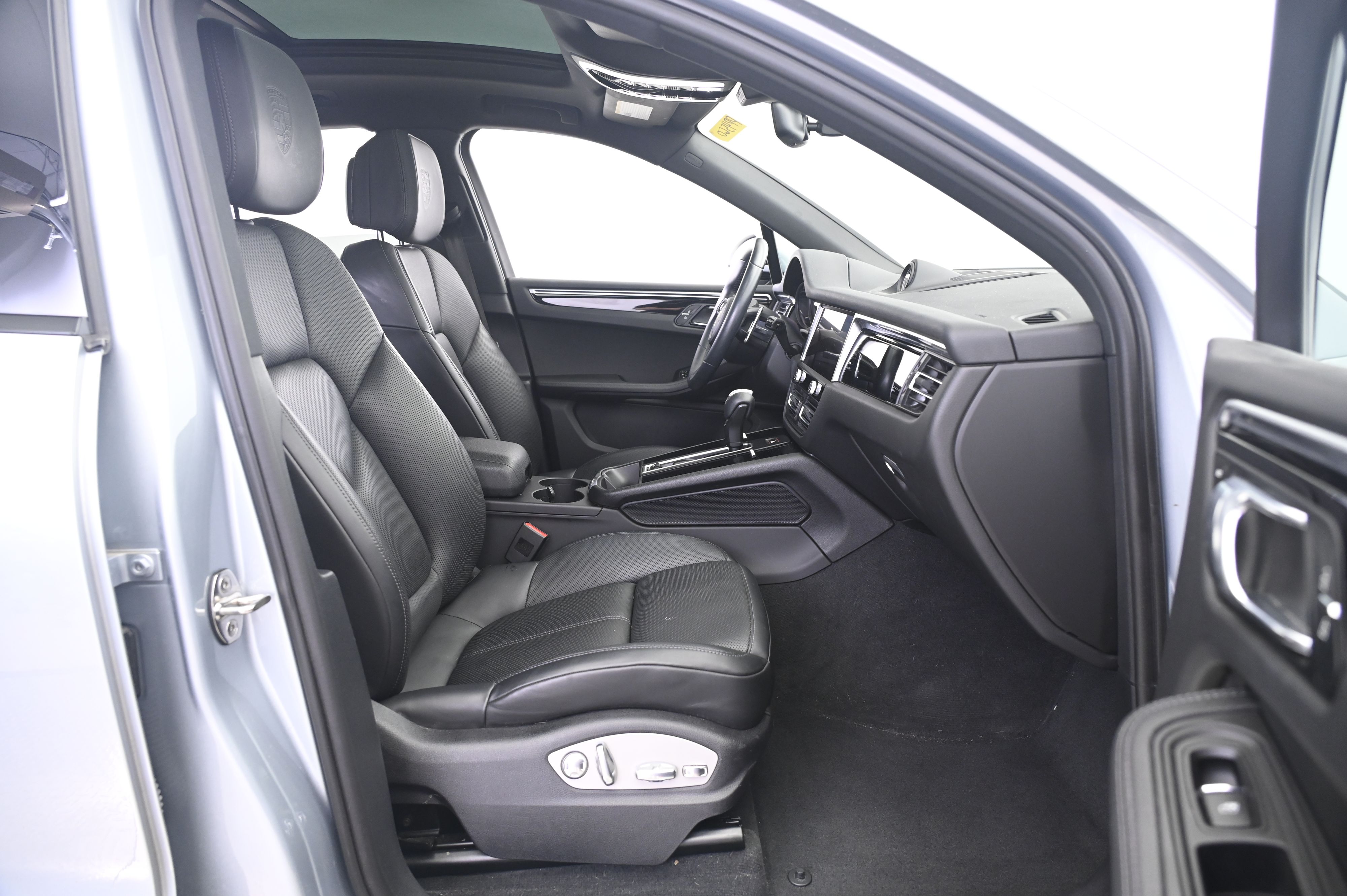 Thumbnail: 2023 Porsche Macan - 23