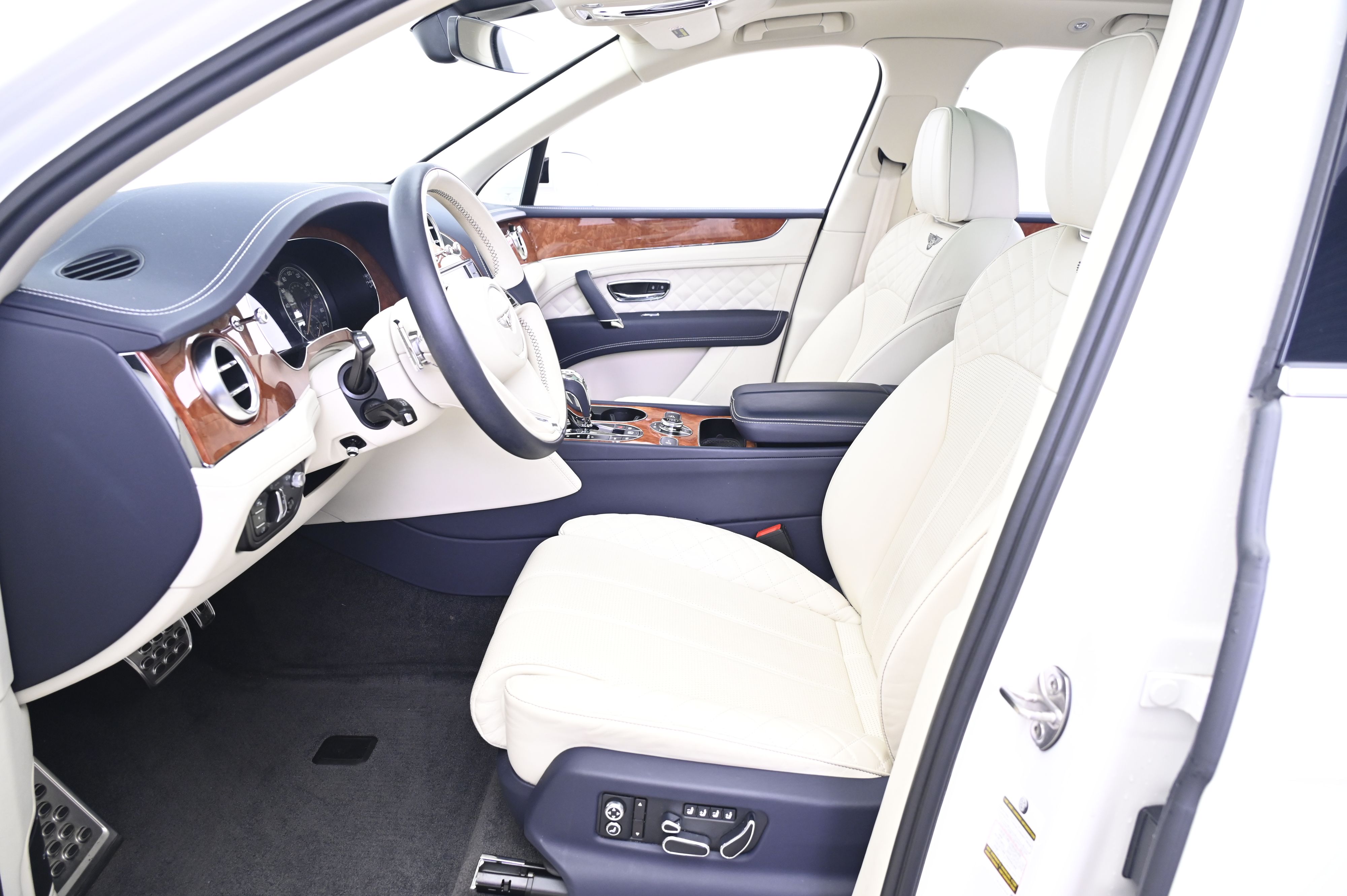 Thumbnail: 2019 Bentley Bentayga - 30