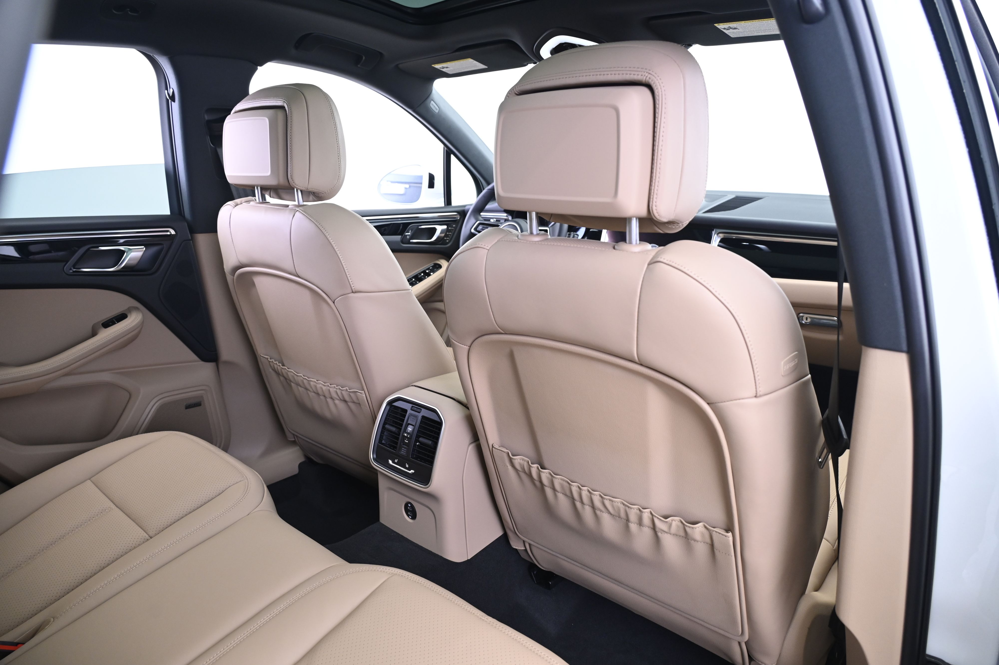 Thumbnail: 2026 Porsche Macan - 17