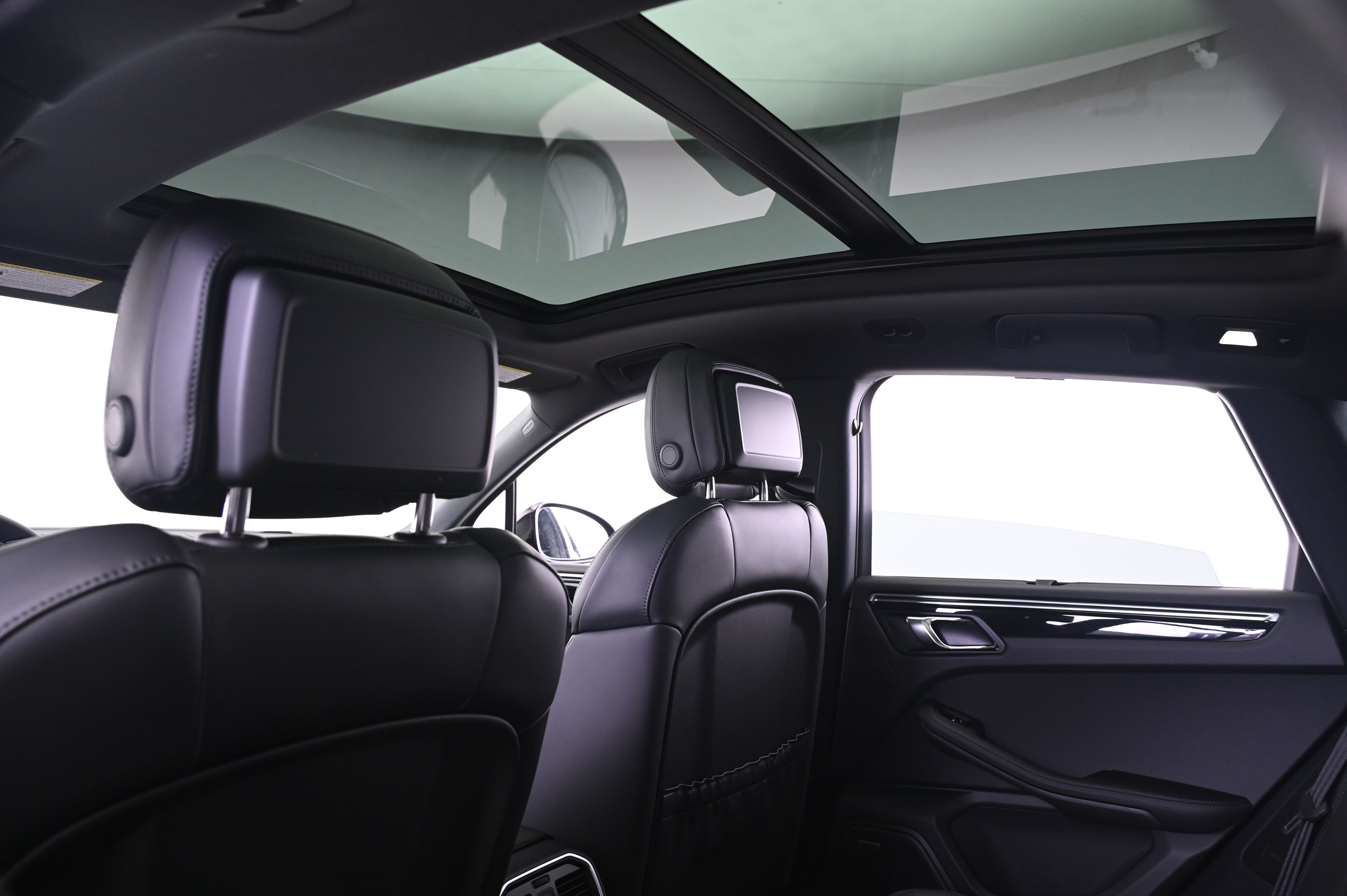 Thumbnail: 2026 Porsche Macan - 25