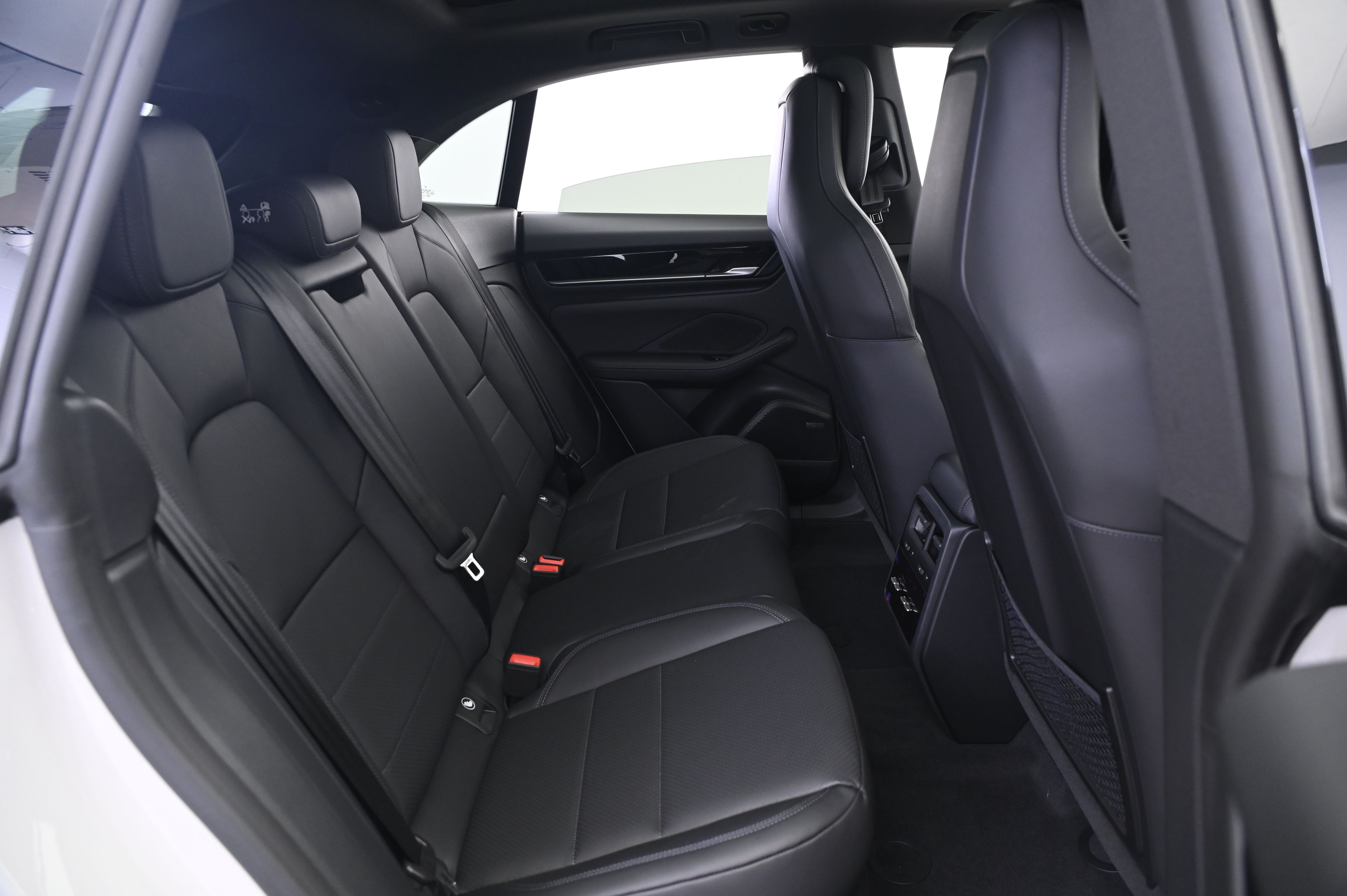 Thumbnail: 2026 Porsche Macan - 19