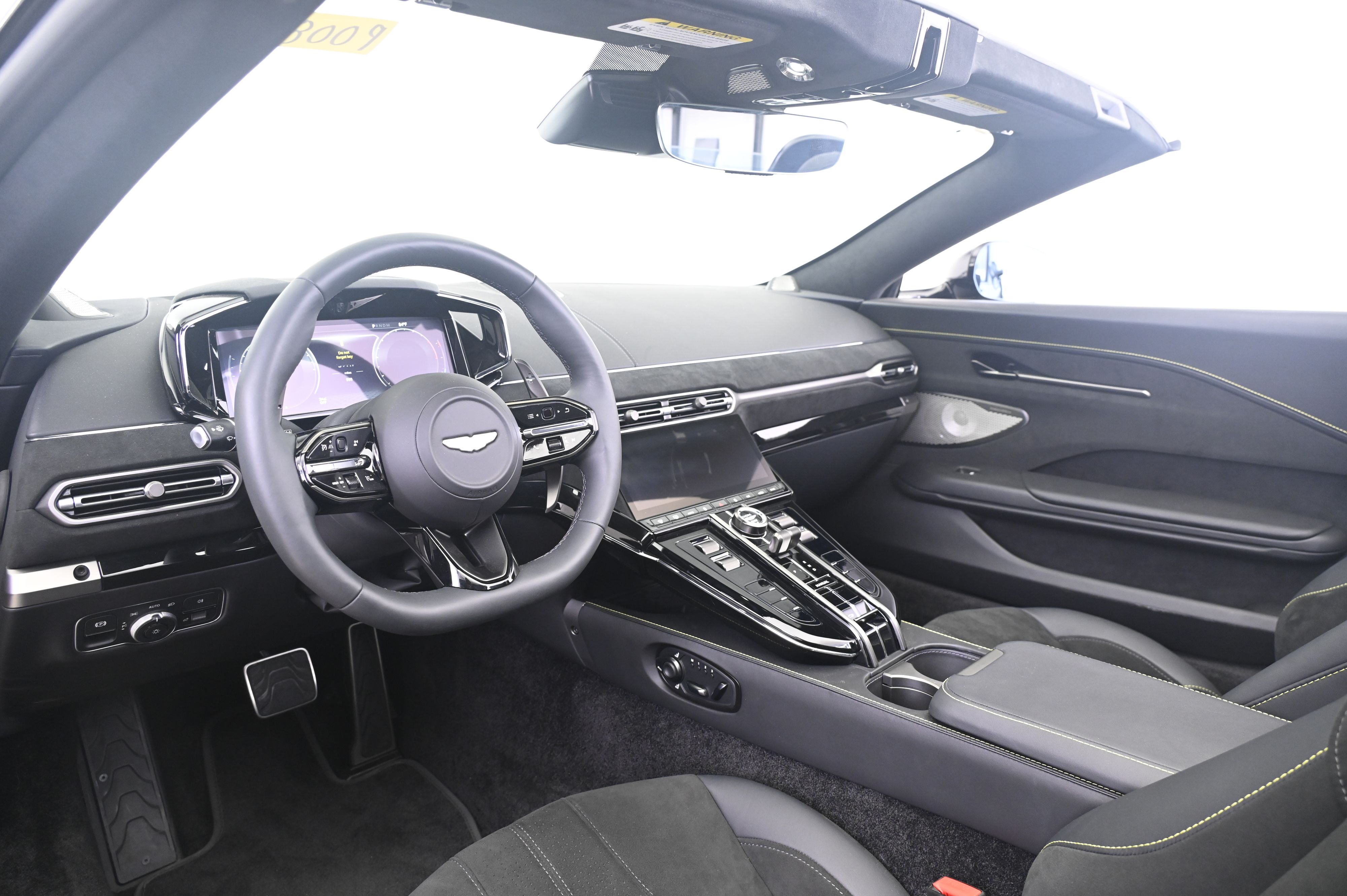Thumbnail: 2026 Aston Martin Vantage - 4