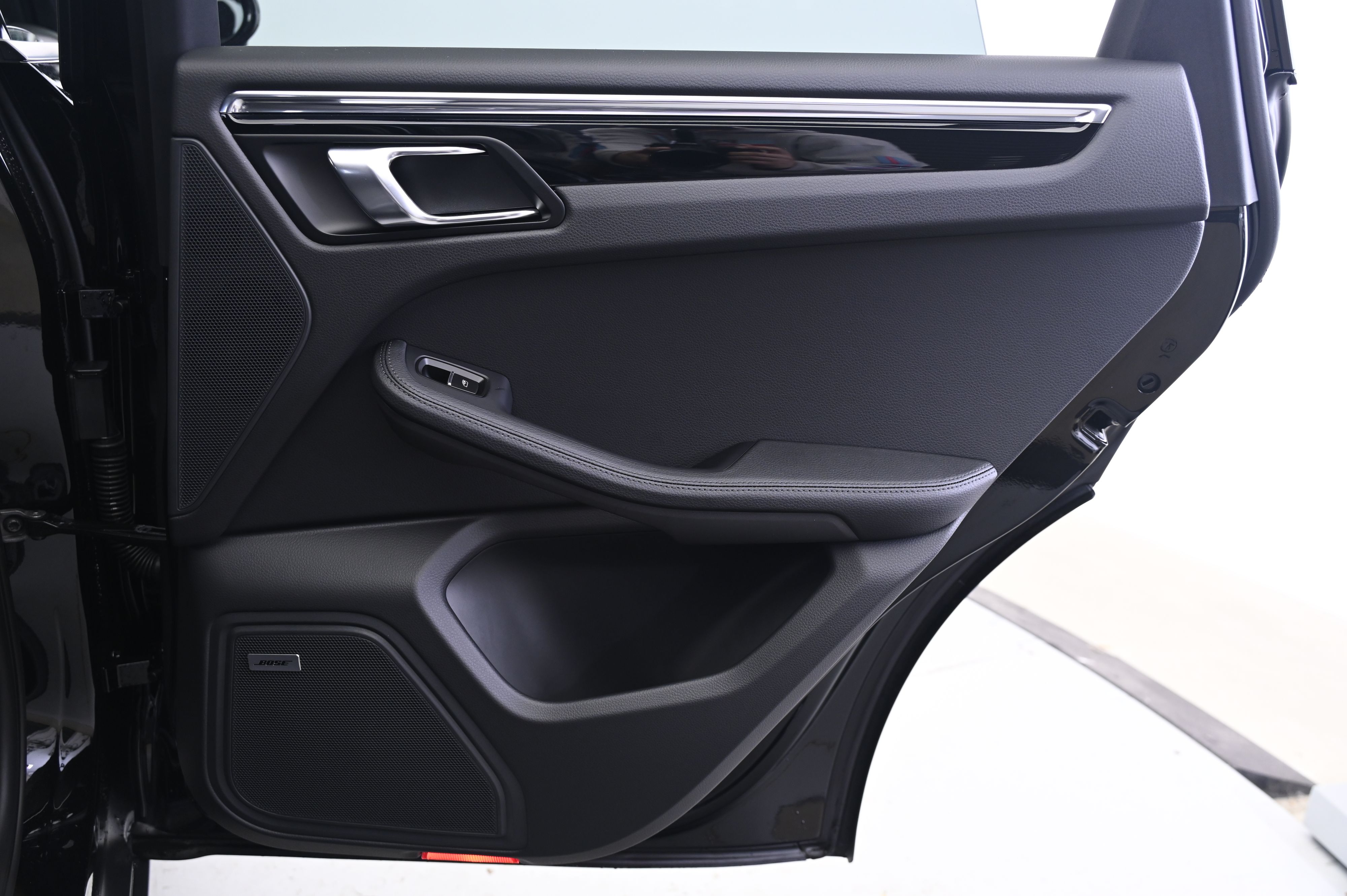 Thumbnail: 2026 Porsche Macan - 16