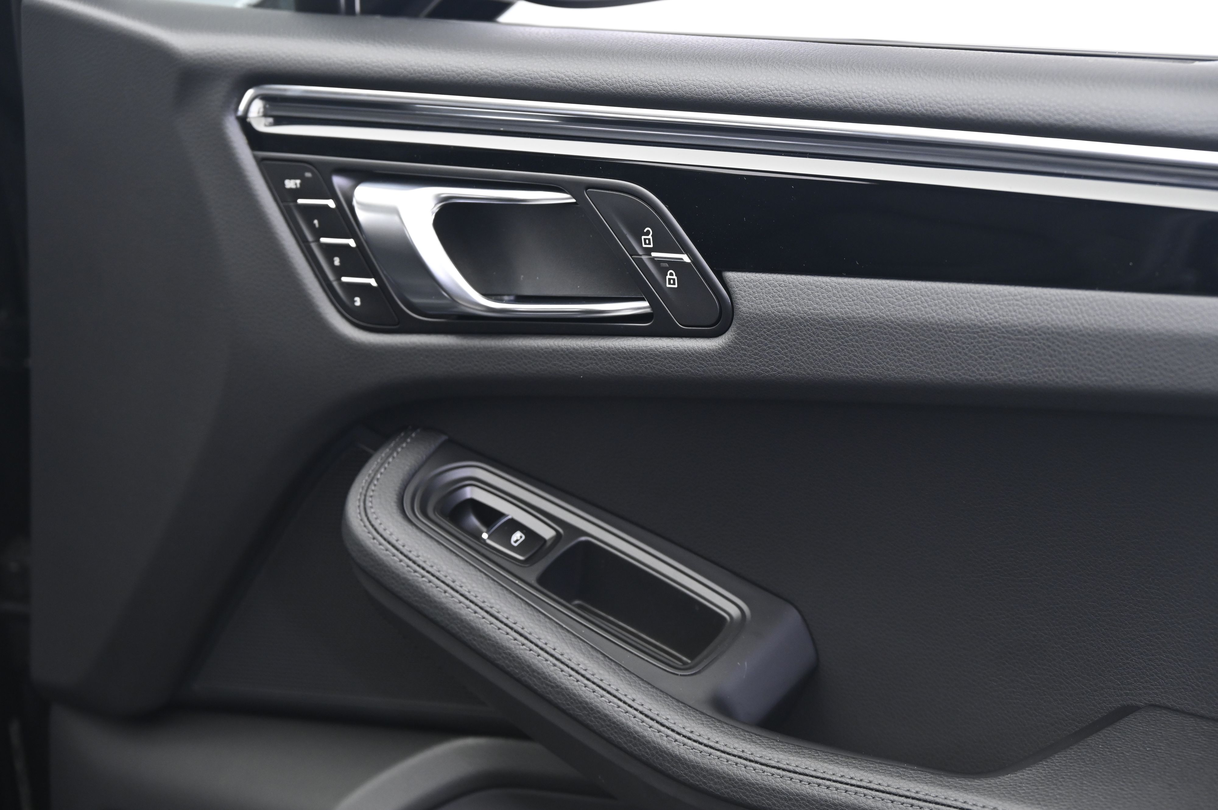 Thumbnail: 2026 Porsche Macan - 21