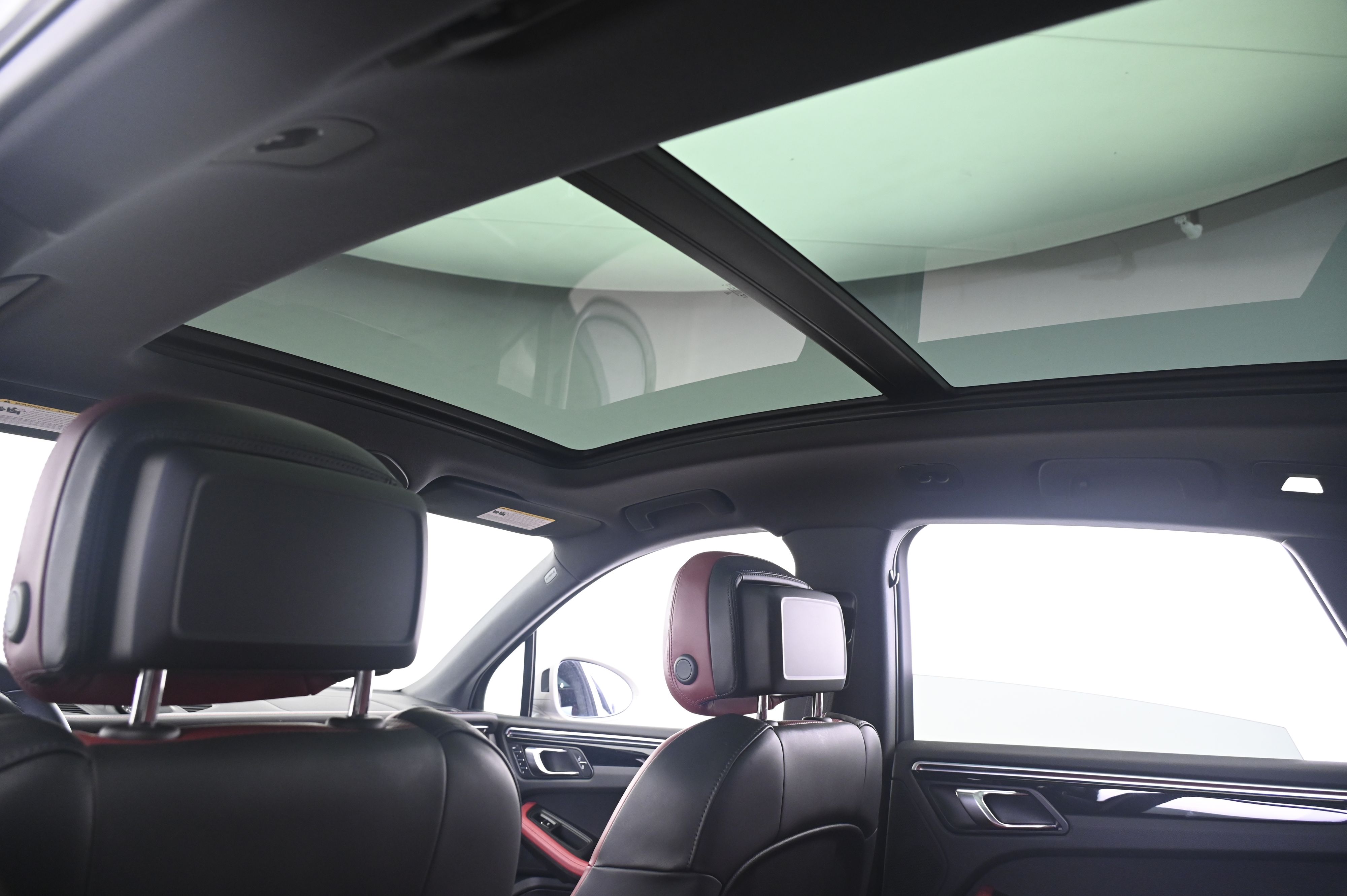 Thumbnail: 2023 Porsche Macan - 25
