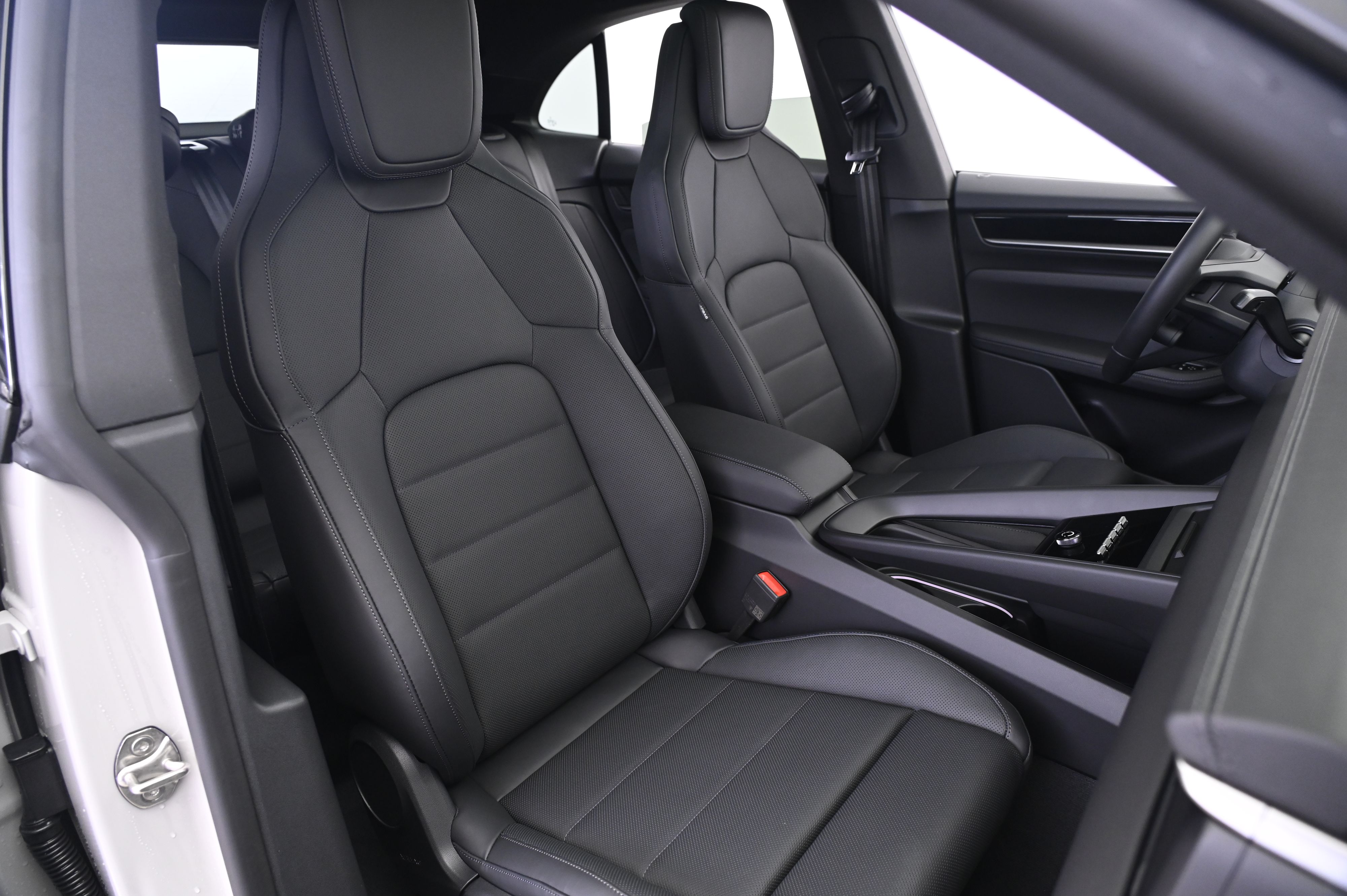 Thumbnail: 2026 Porsche Macan - 25