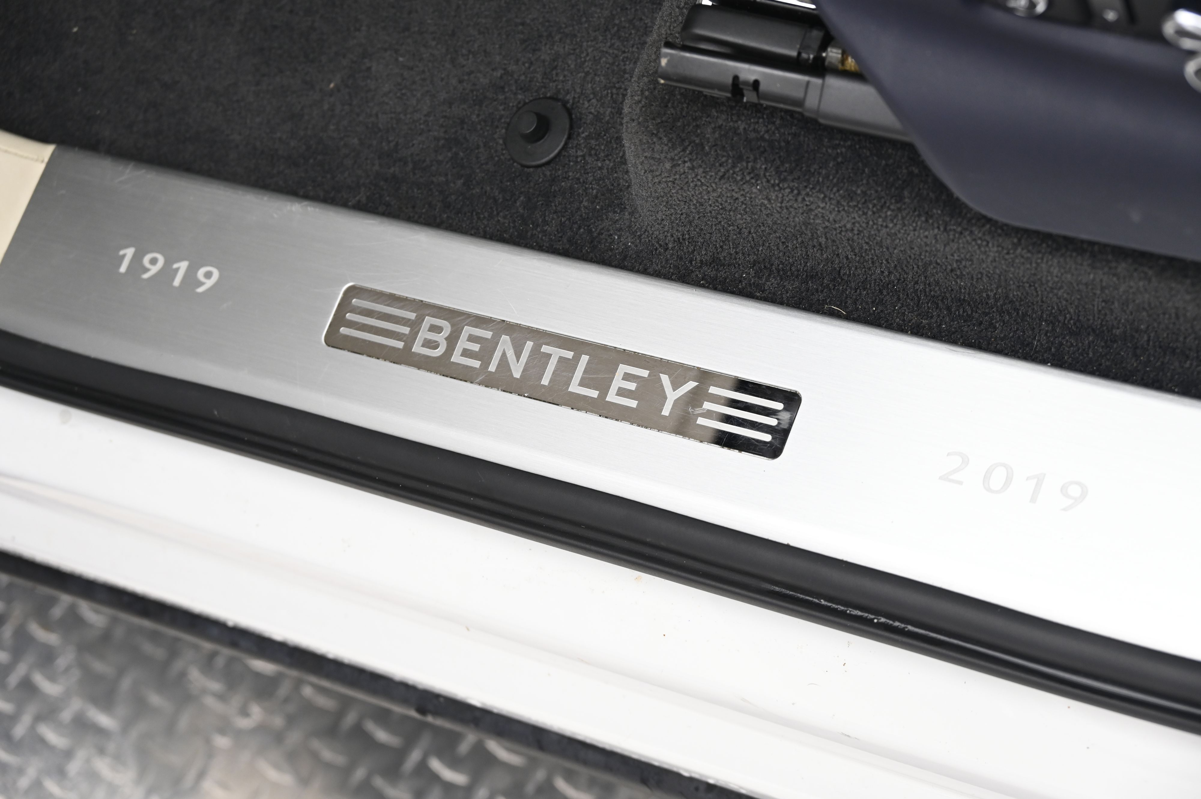 Thumbnail: 2019 Bentley Bentayga - 28