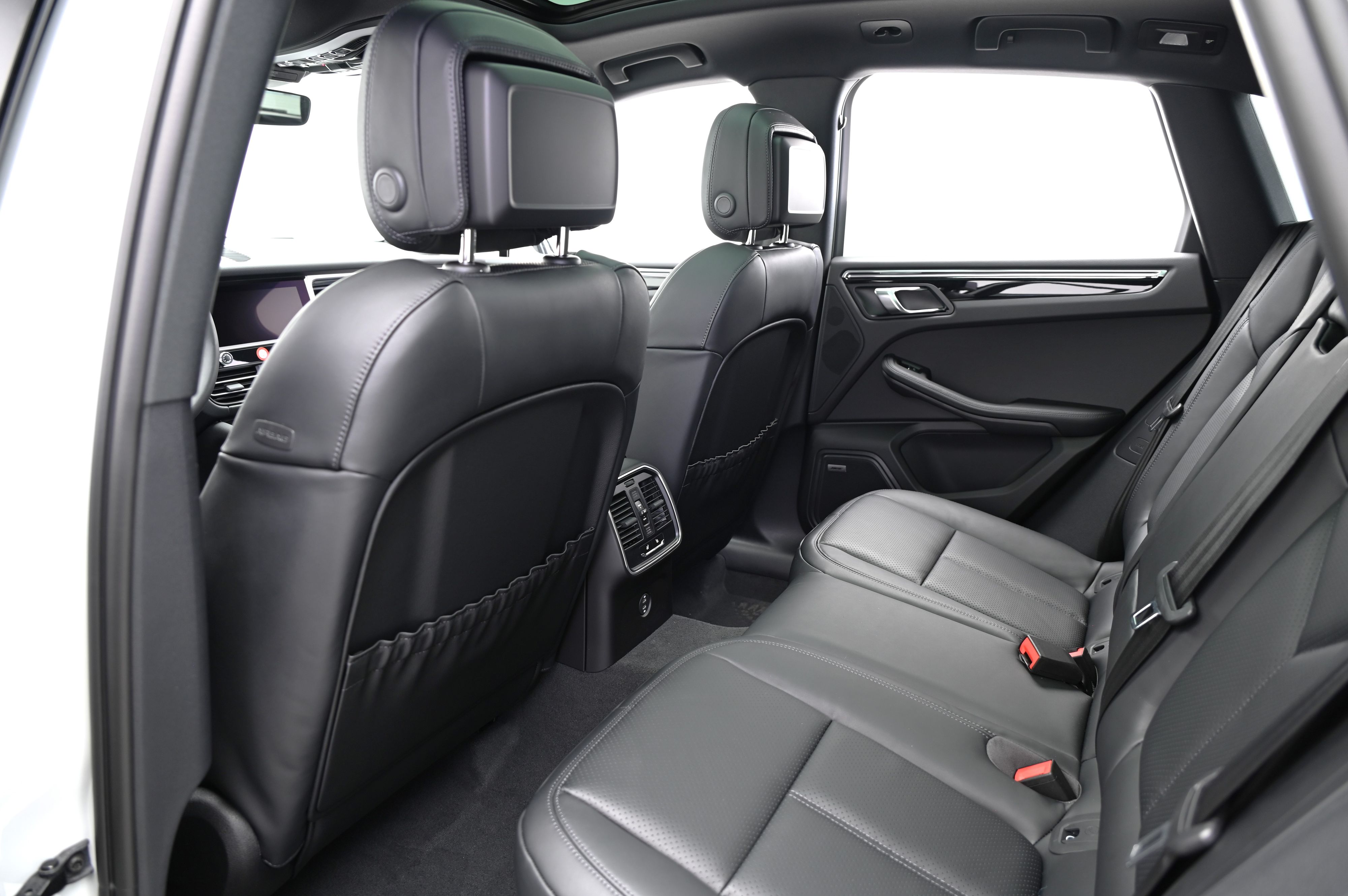 Thumbnail: 2025 Porsche Macan - 31