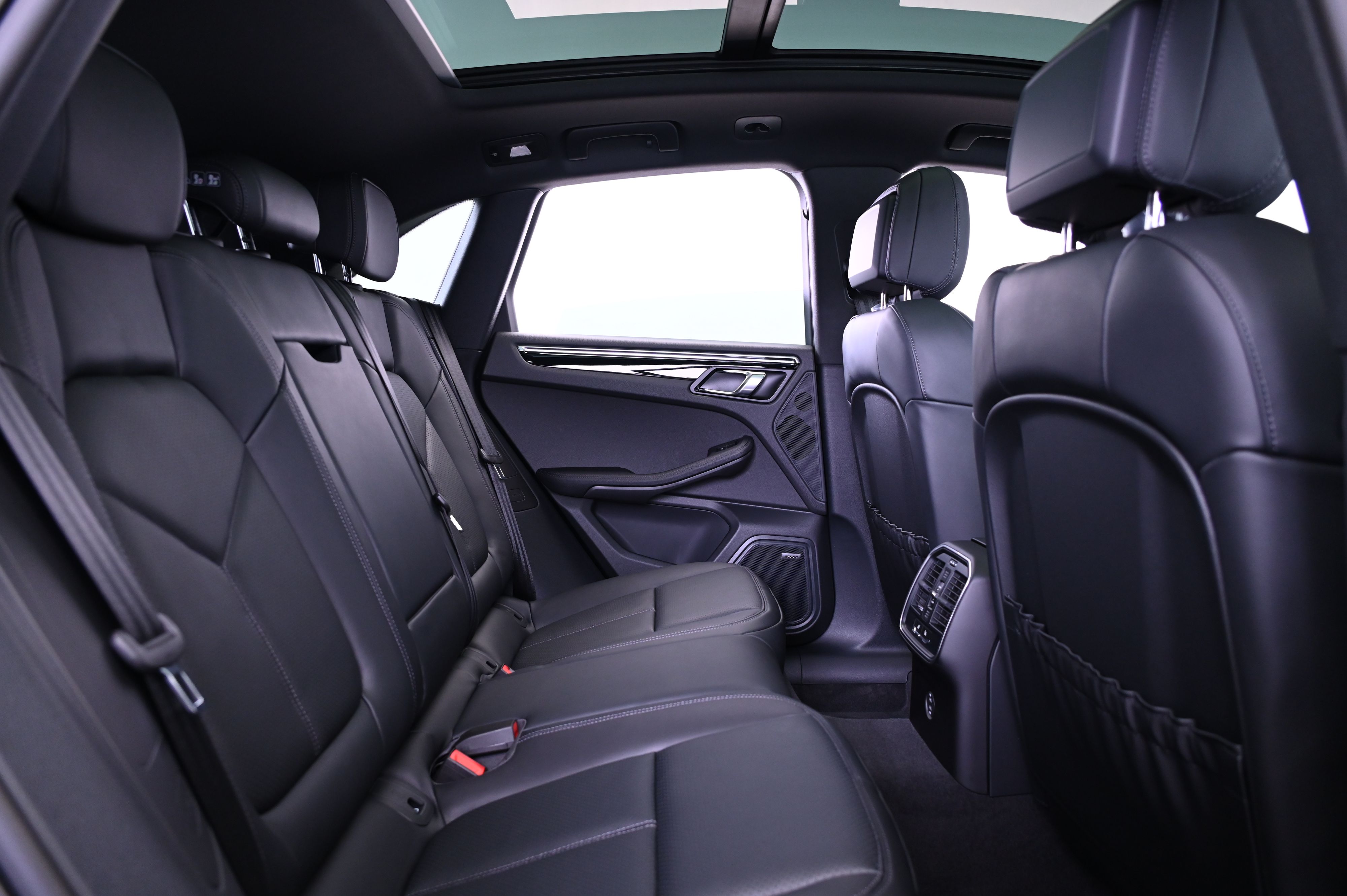 Thumbnail: 2025 Porsche Macan - 22