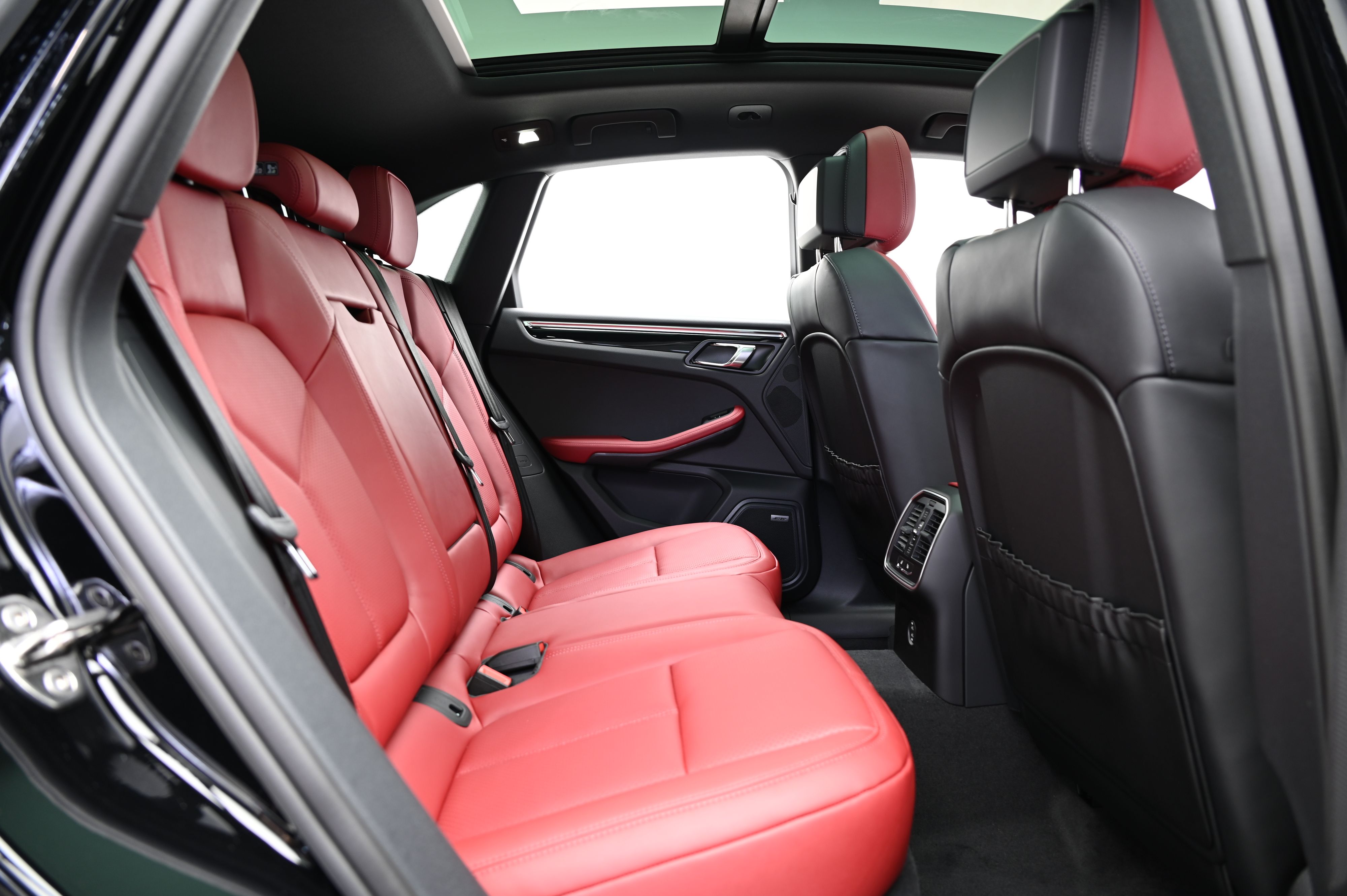 Thumbnail: 2025 Porsche Macan - 24