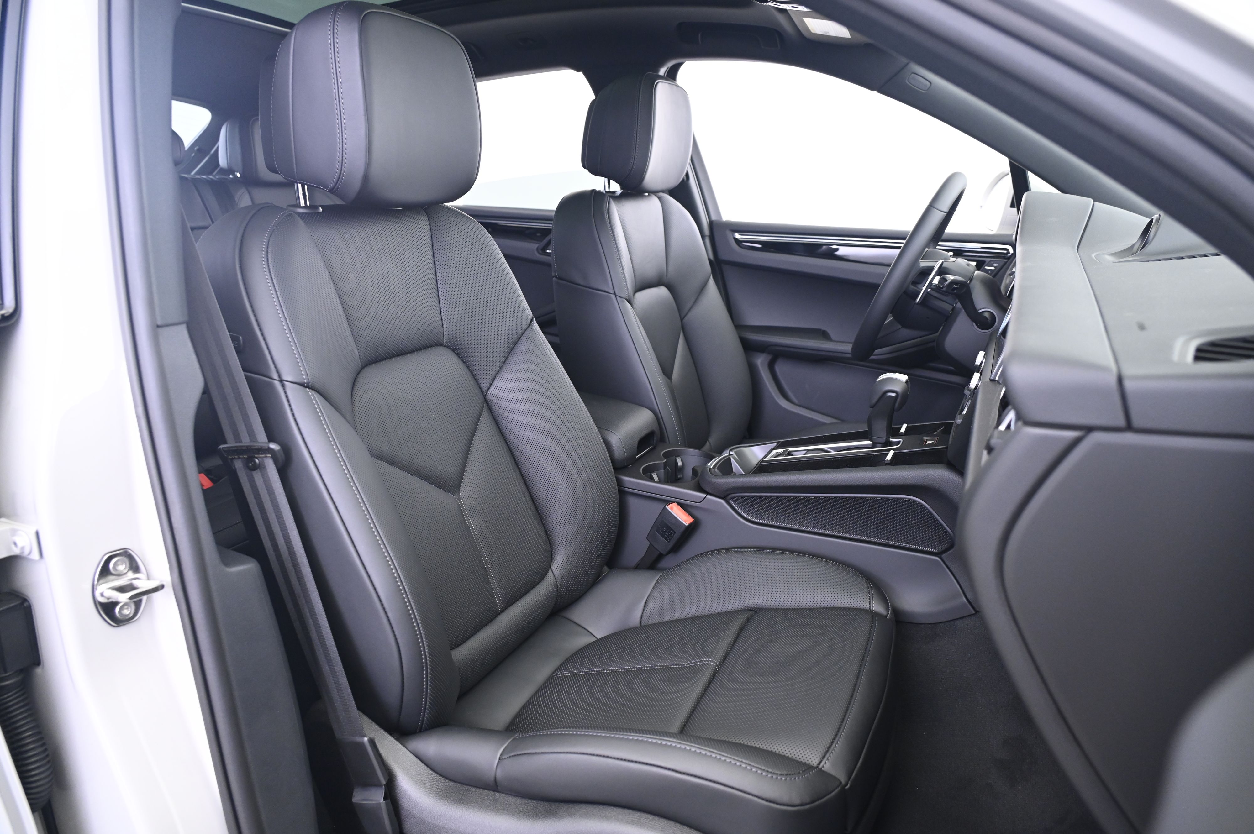 Thumbnail: 2025 Porsche Macan - 24