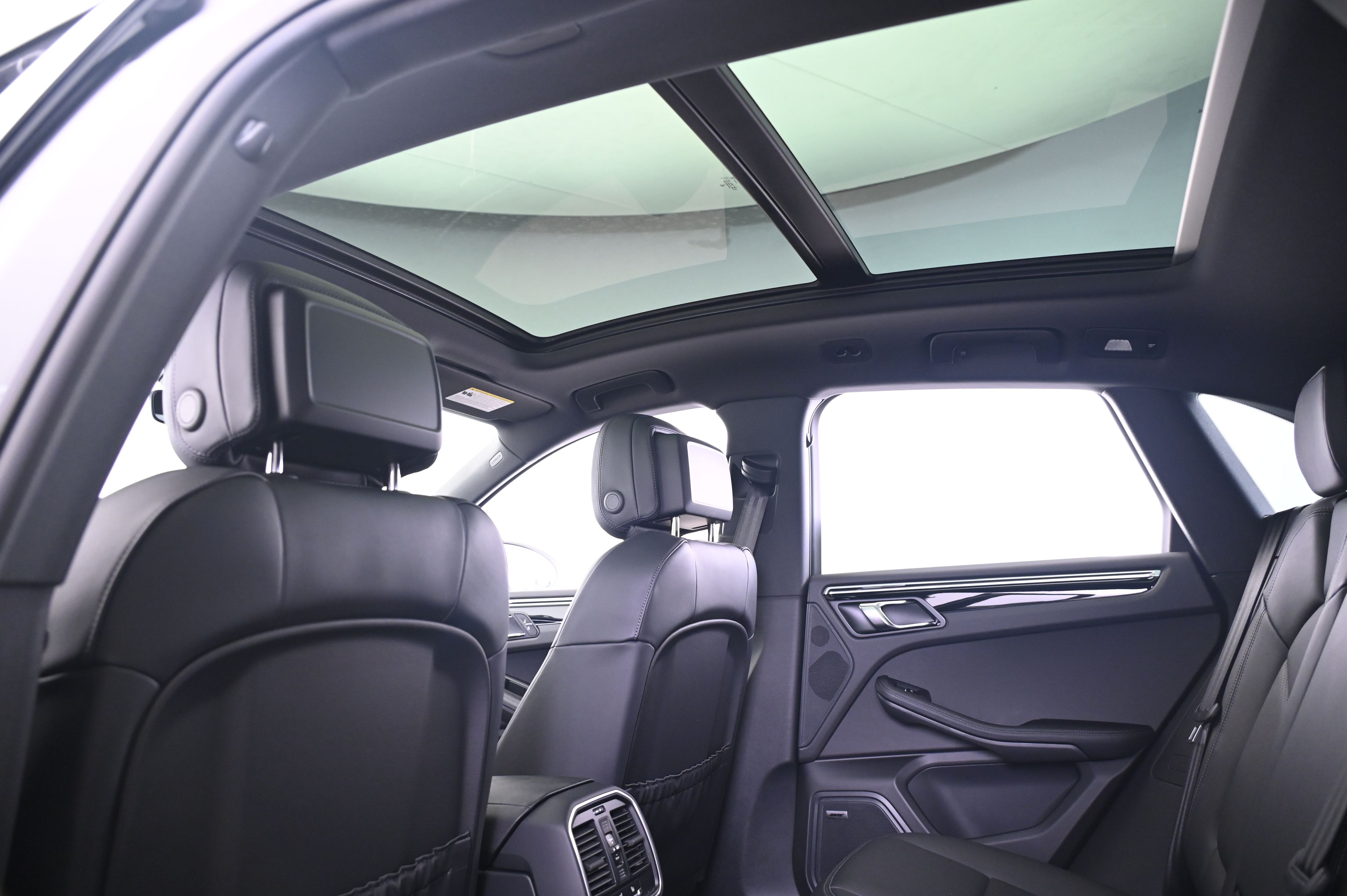 Thumbnail: 2025 Porsche Macan - 25