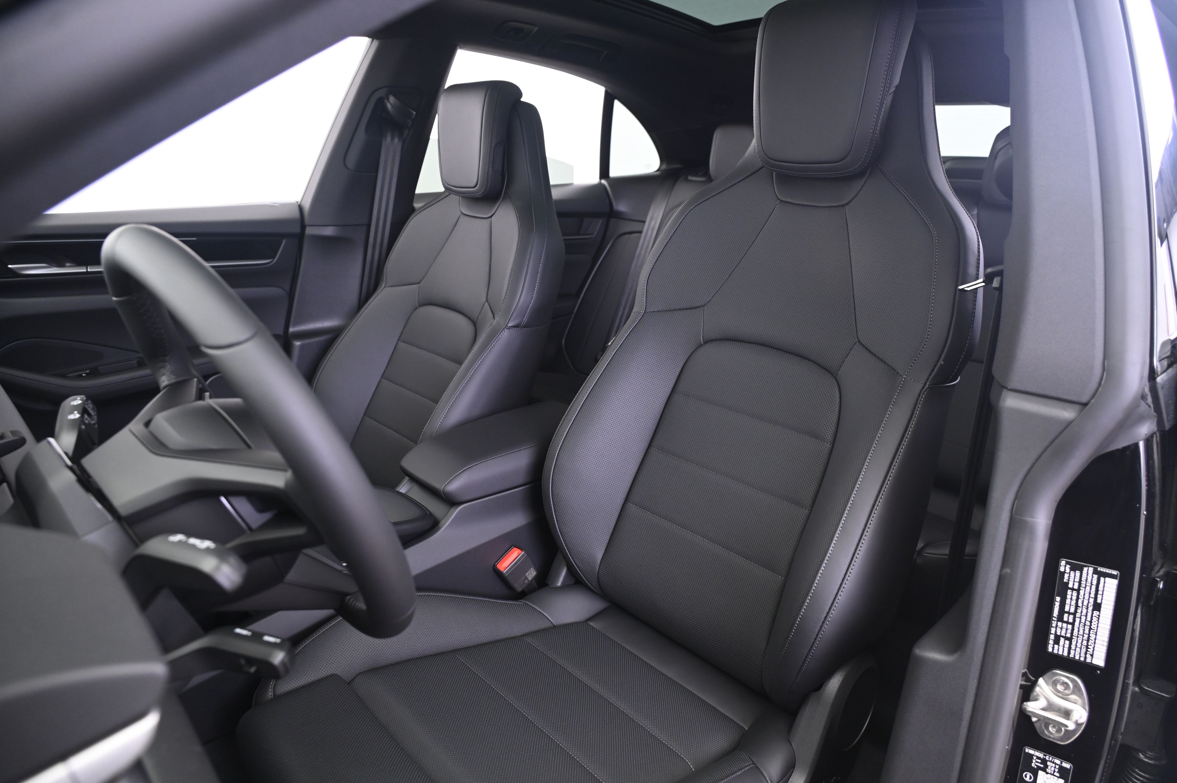 Thumbnail: 2026 Porsche Macan - 31