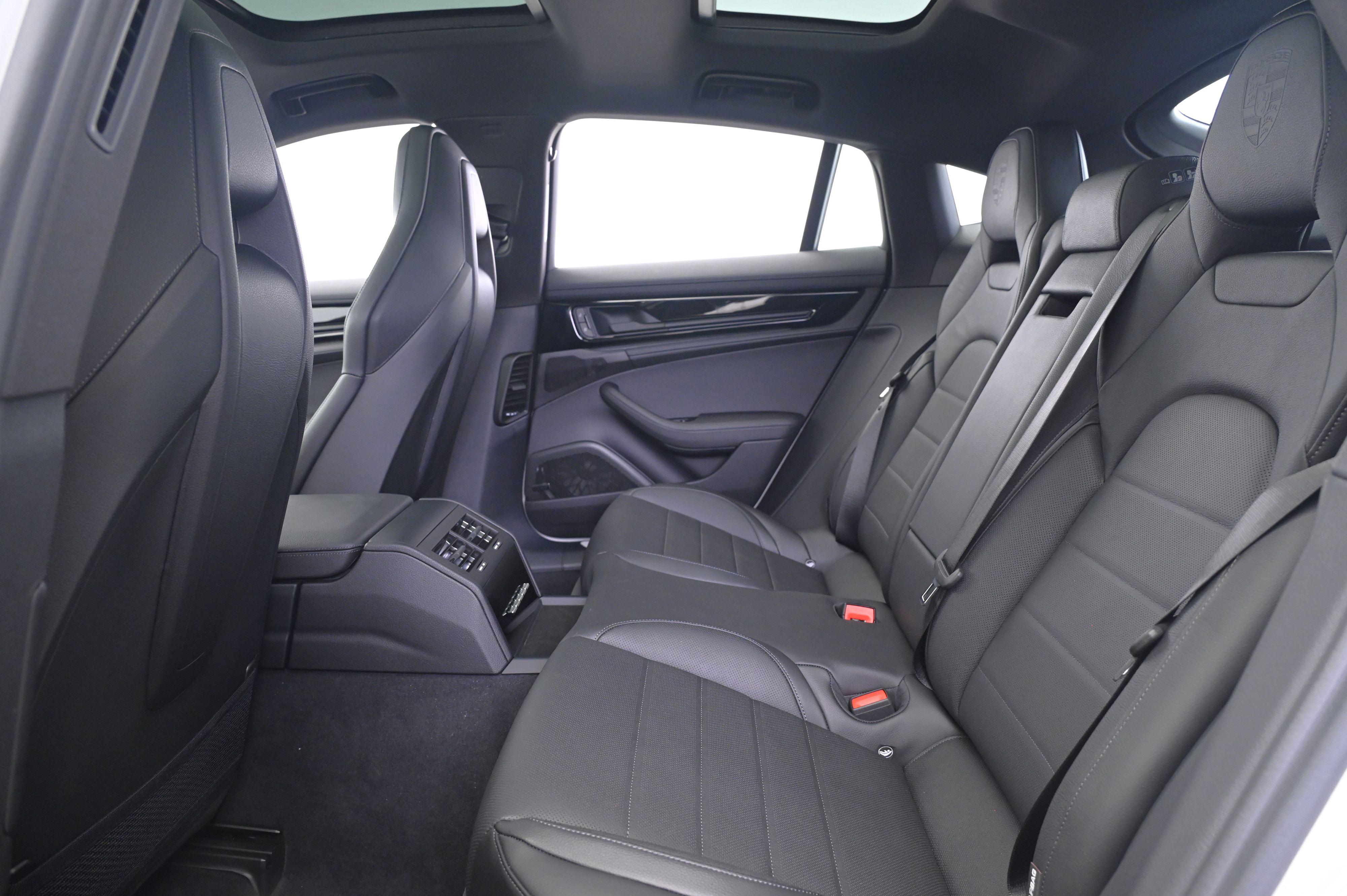 Thumbnail: 2026 Porsche Panamera - 27